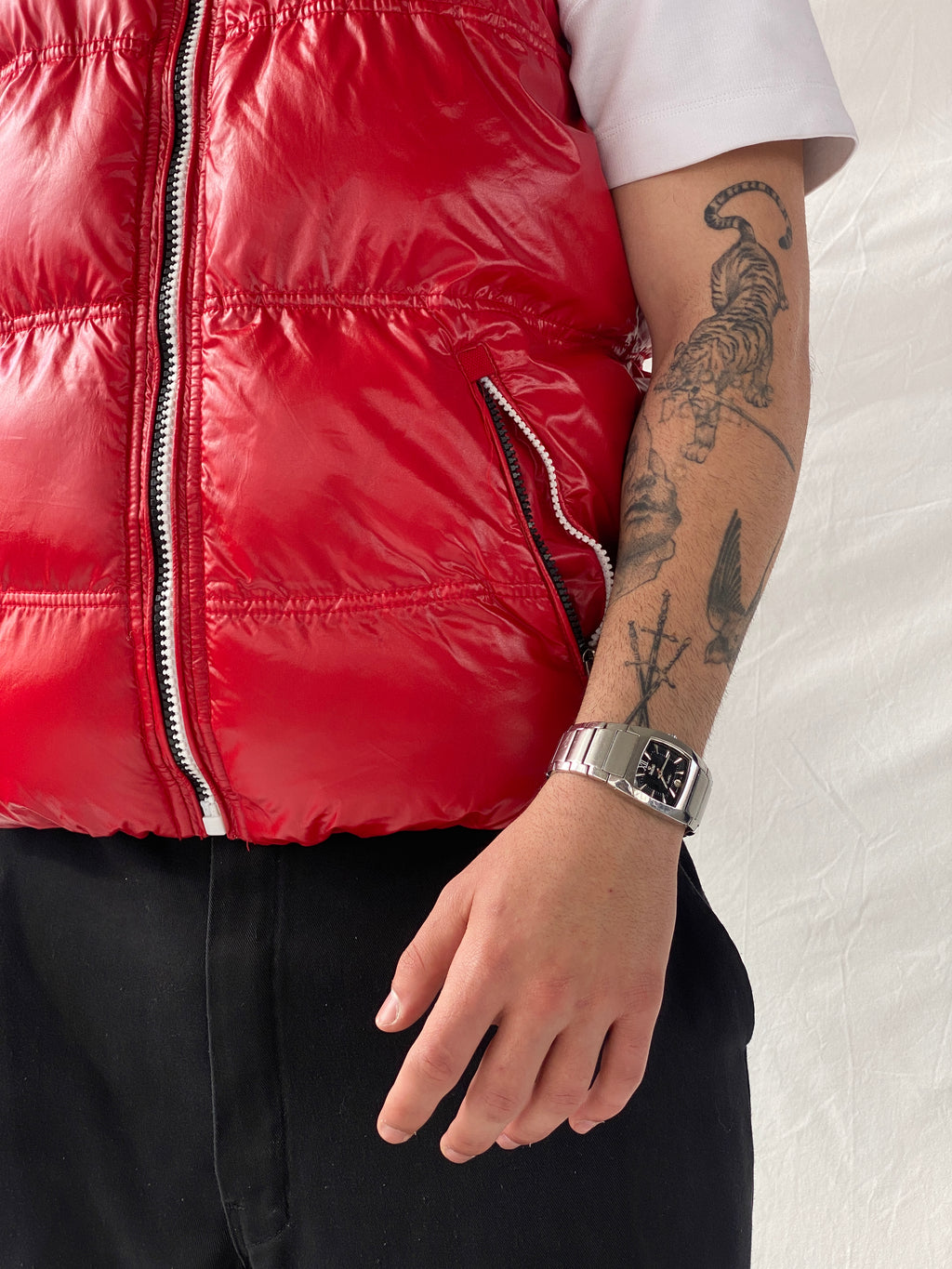 سترة يونغ آند ريتش الحمراء المبطنة بدون أكمام والمنفوخة بغطاء للرأس - مقاس متوسط