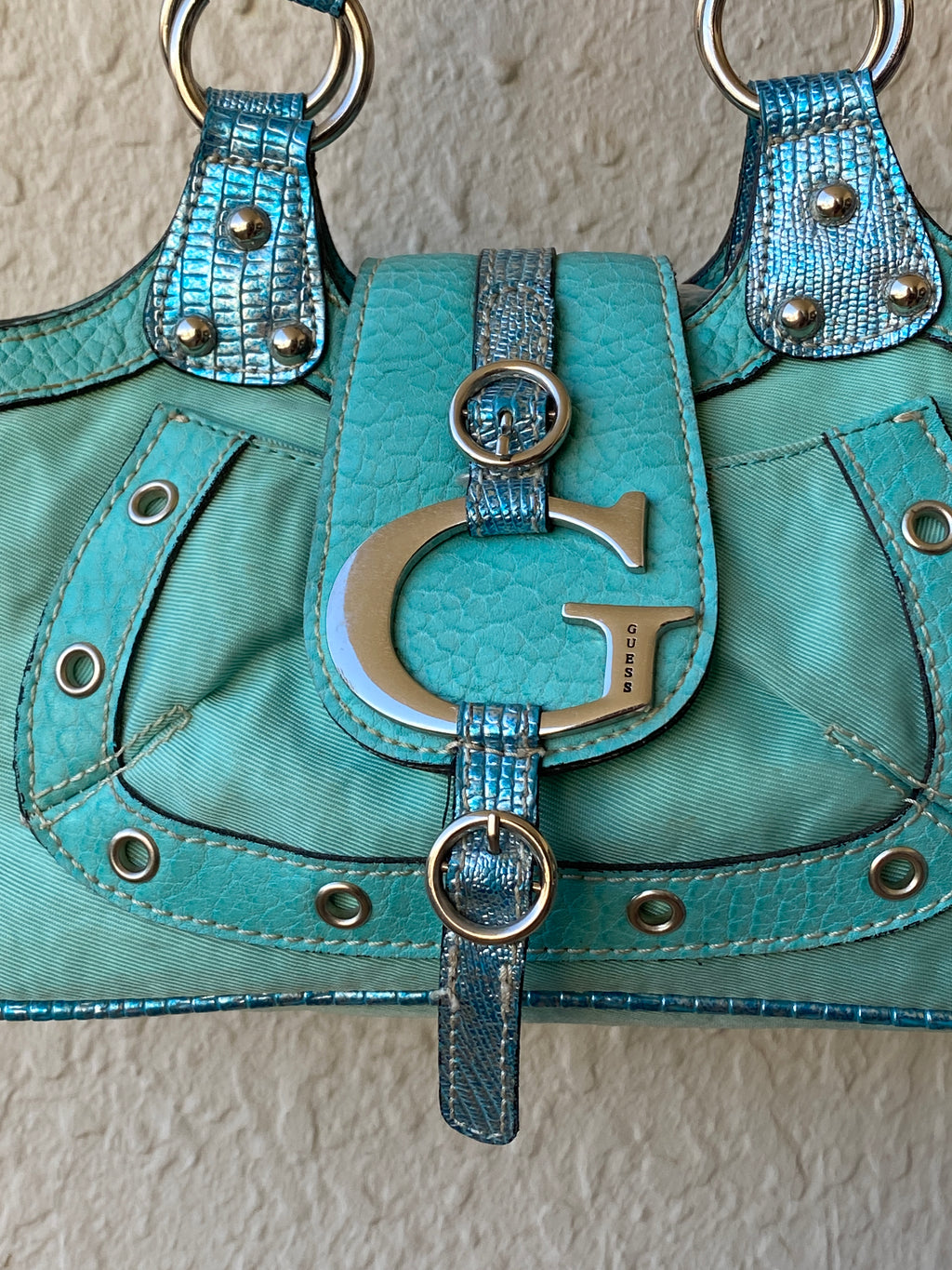 حقيبة ساتشيل فيروزية عتيقة من Guess Y2K مع شعار G وأجزاء معدنية وحواف مرصعة بالمسامير