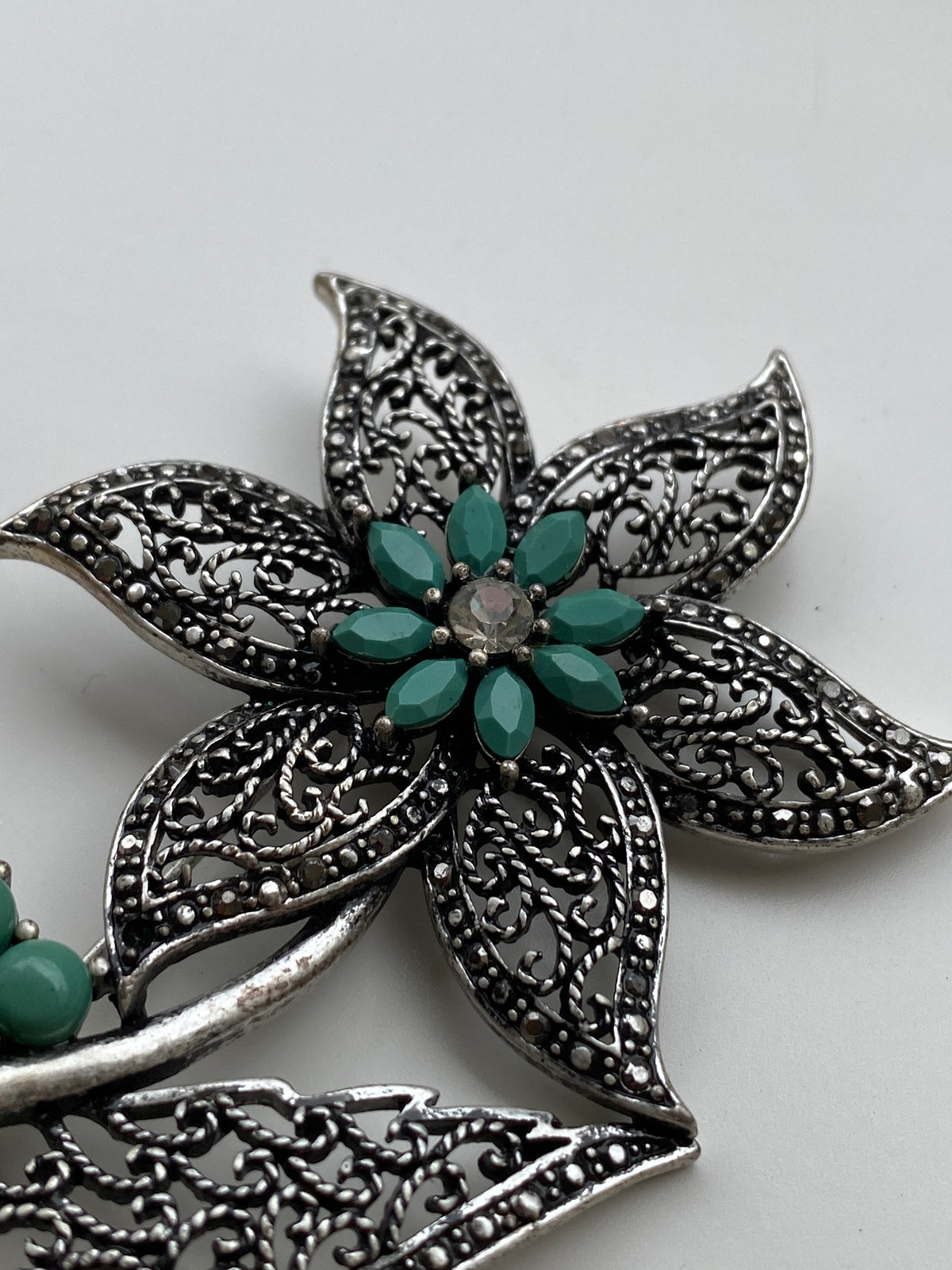 Vintage Silver Tone Filigree Flower Brooch with Green Stones – Ornate Floral Statement Pin Vintage Silver Tone Filigree Flower Brooch with Green Stones – Ornate Floral Statement Pin