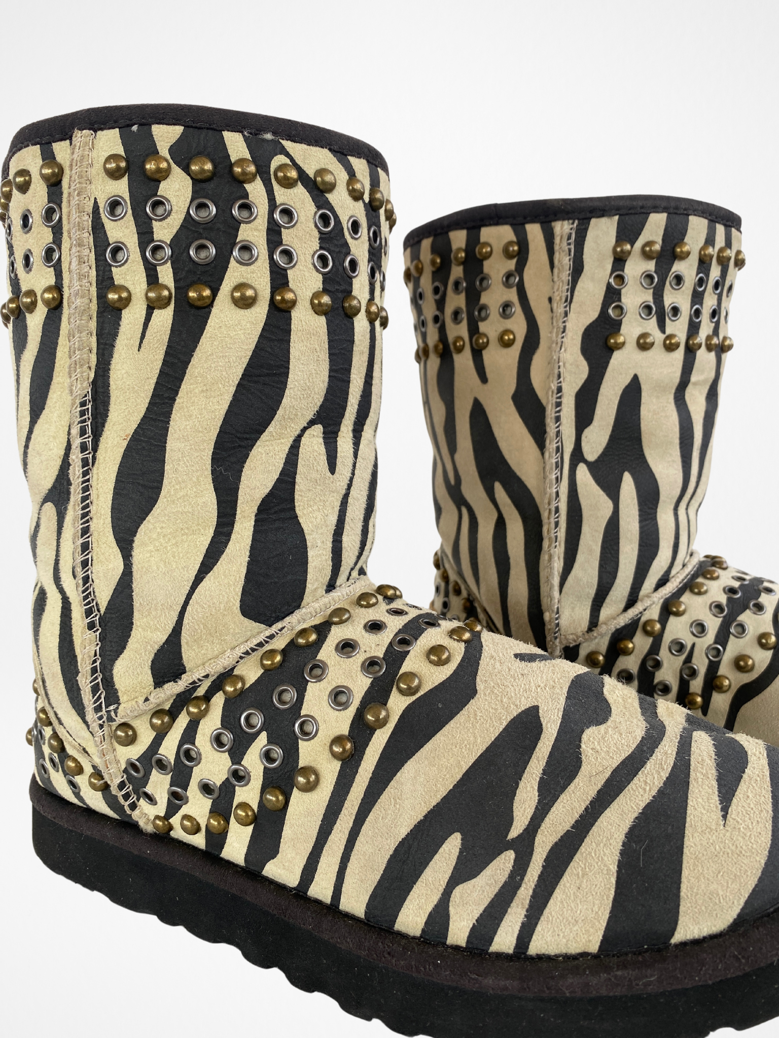حذاء UGG X Jimmy Choo Zebra Studded Shearling Padded Snow Uggs - مقاس 38