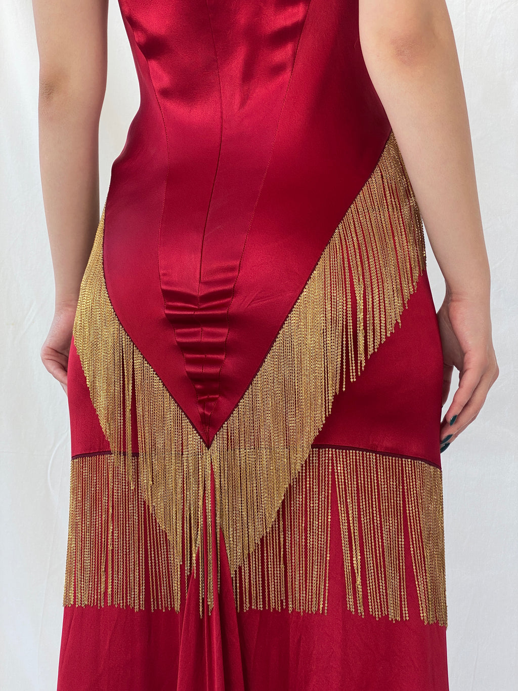 فستان رانجانا خان الرائع من الحرير العنابي الذهبي بدون أكمام وفتحة رقبة على شكل حرف V - مقاس صغير