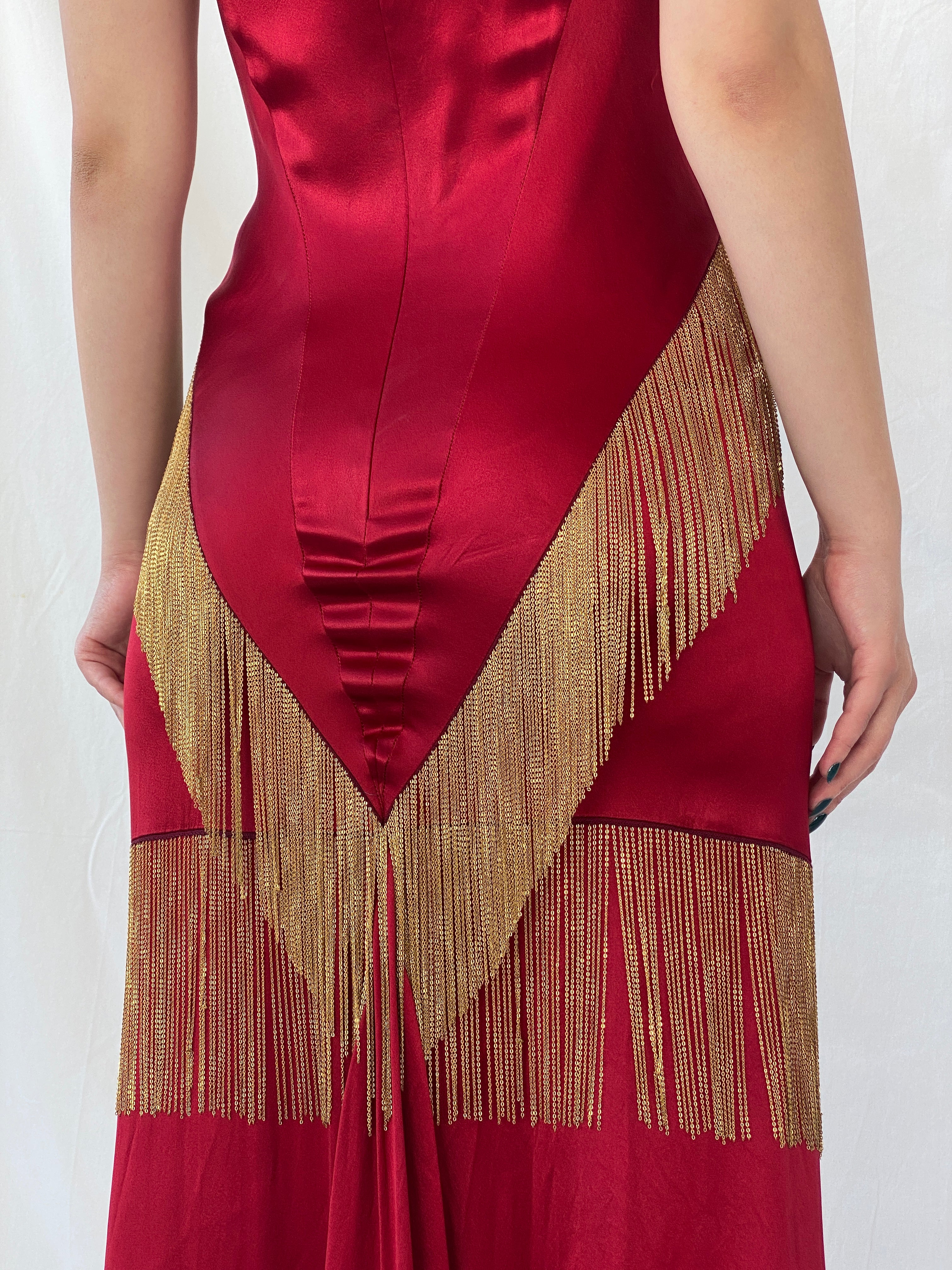 فستان رانجانا خان الرائع من الحرير العنابي الذهبي بدون أكمام وفتحة رقبة على شكل حرف V - مقاس صغير