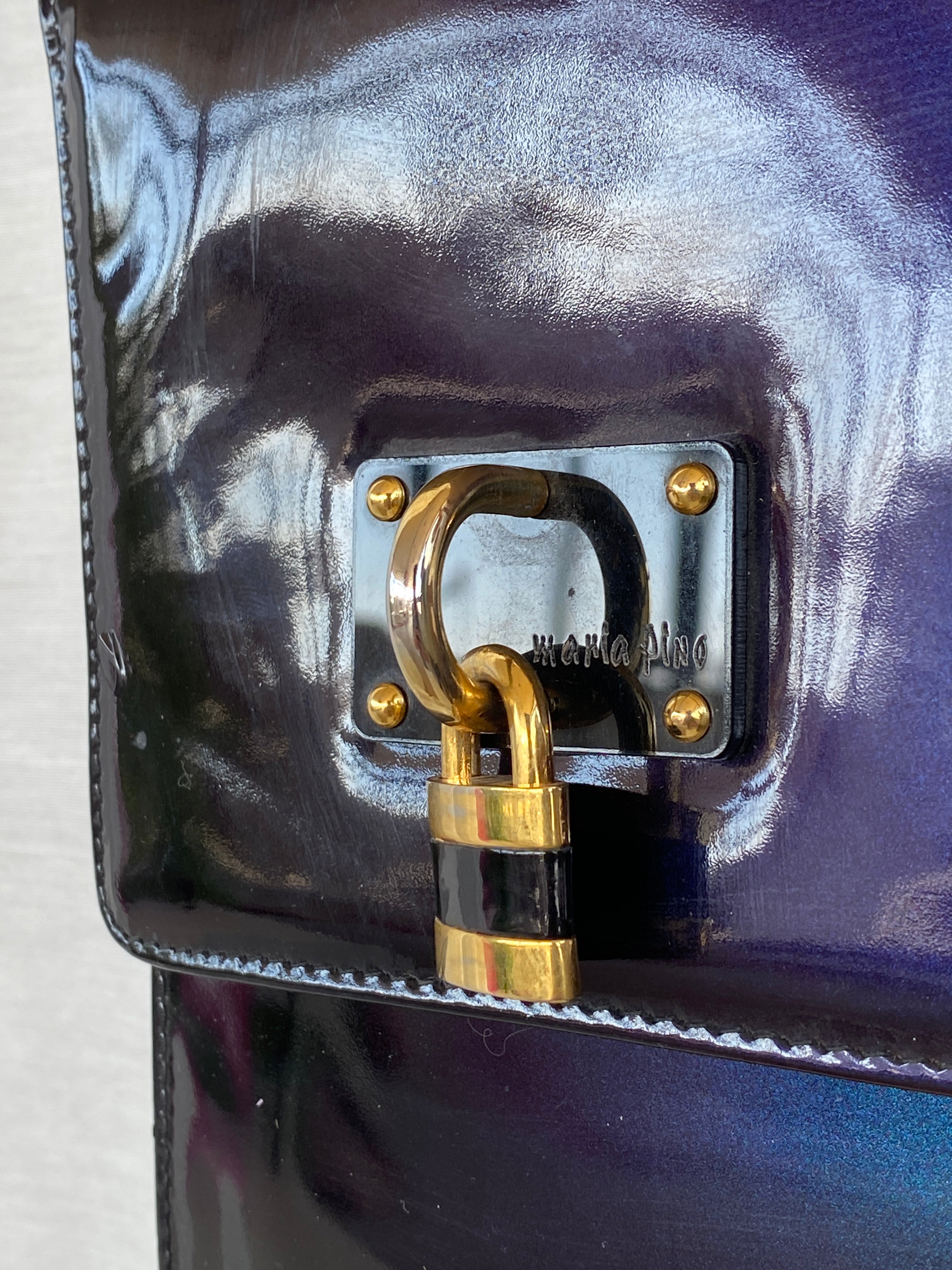 حقيبة كلاتش أنيقة من الجلد اللامع من NWT Maria Pino