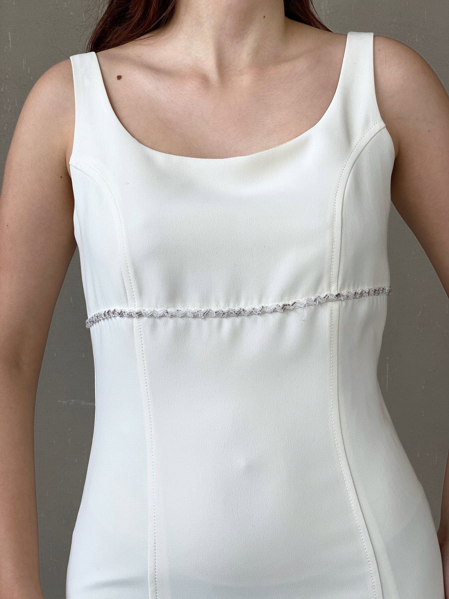 فستان واليس الأبيض الكلاسيكي من التسعينيات بدون أكمام ومزين بالخرز - مقاس متوسط