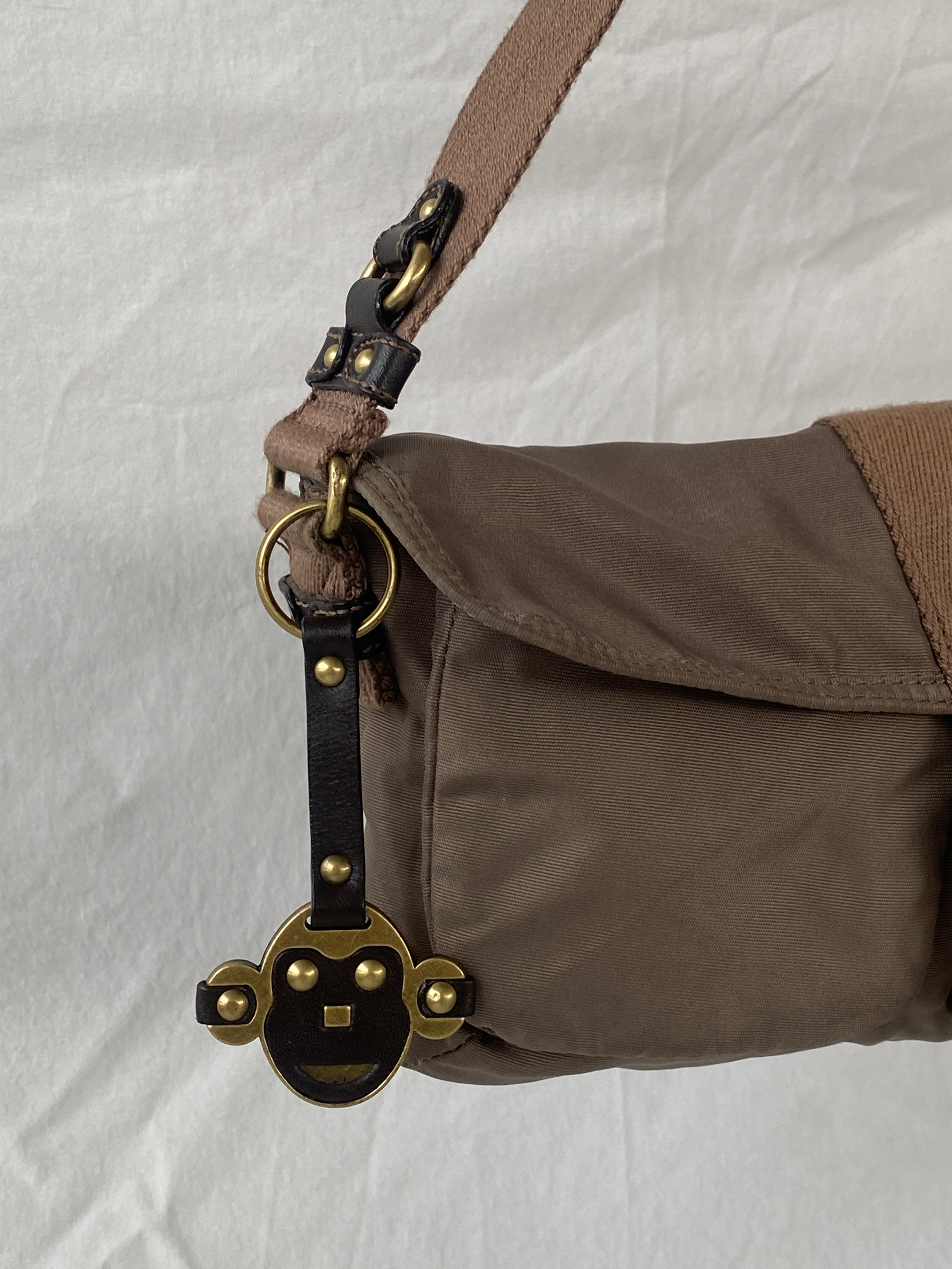 حقيبة كتف صغيرة من القماش من كيبلينج إستر سيتي باللون البني