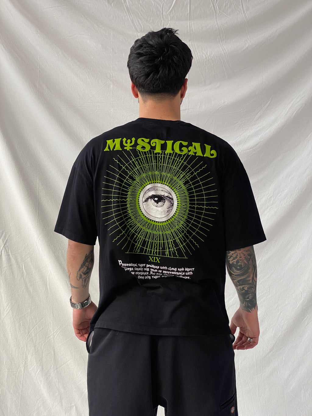 تي شيرت رجالي أسود مطبوع عليه رسومات غامضة من بيرشكا - مقاس متوسط