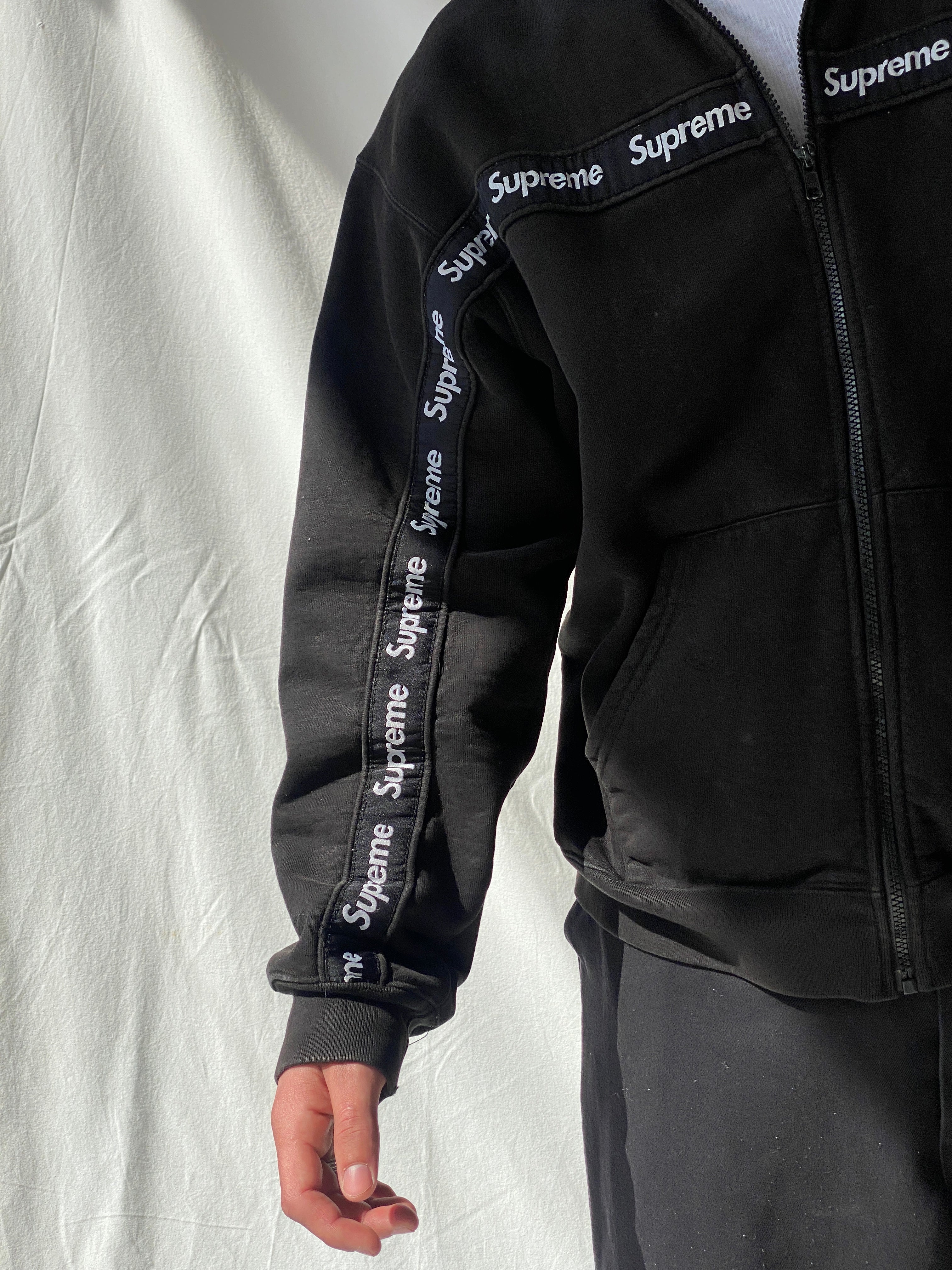 جاكيت رجالي أسود بغطاء رأس وسحاب ونص مخطط من Supreme Text Stripe - مقاس كبير