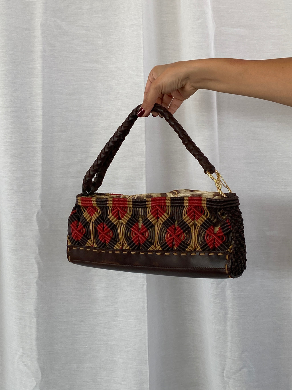 حقيبة روبرتو كافالي من الحبل المكرمية مع بطانة من جلد النمر من أوائل العقد الأول من القرن الحادي والعشرين
