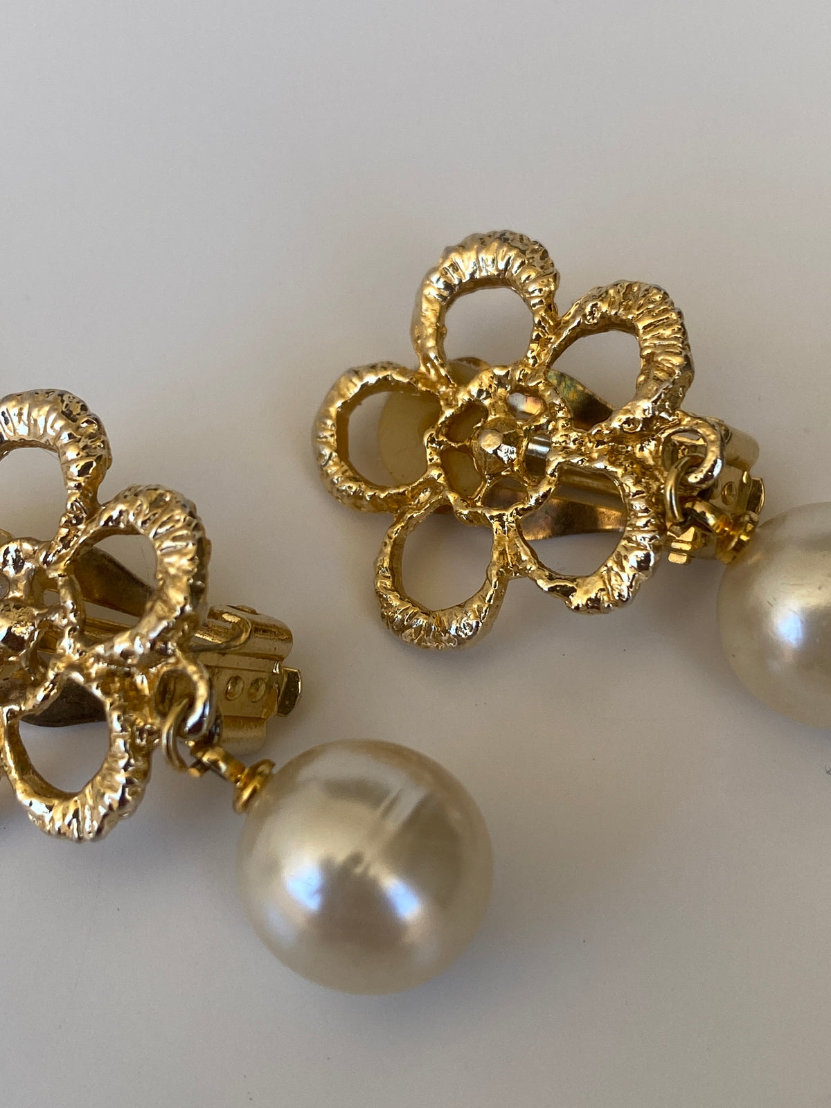 Vintage Gold Tone Floral Faux Pearl Drop Clip-On Earrings Romantic Statement Jewelry Vintage Gold Tone Floral Faux Pearl Drop Clip-On Earrings Romantic Statement Jewelry