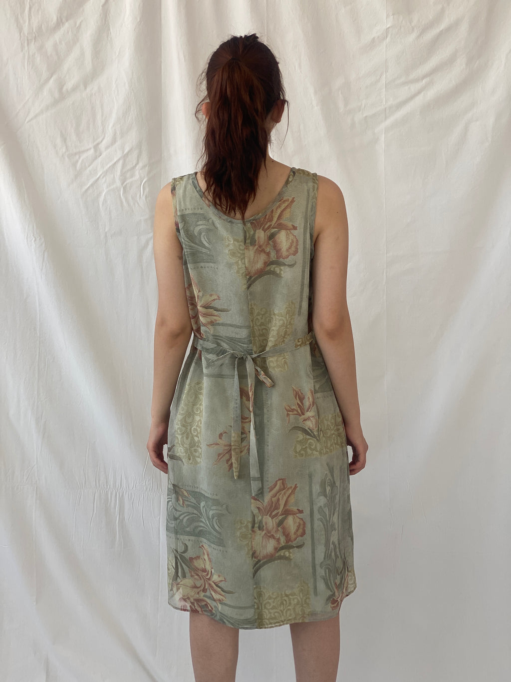 فستان ويليز نيويوركي متوسط ​​الطول بتصميم زهور الباستيل الباهتة من عام 2000 - مقاس متوسط