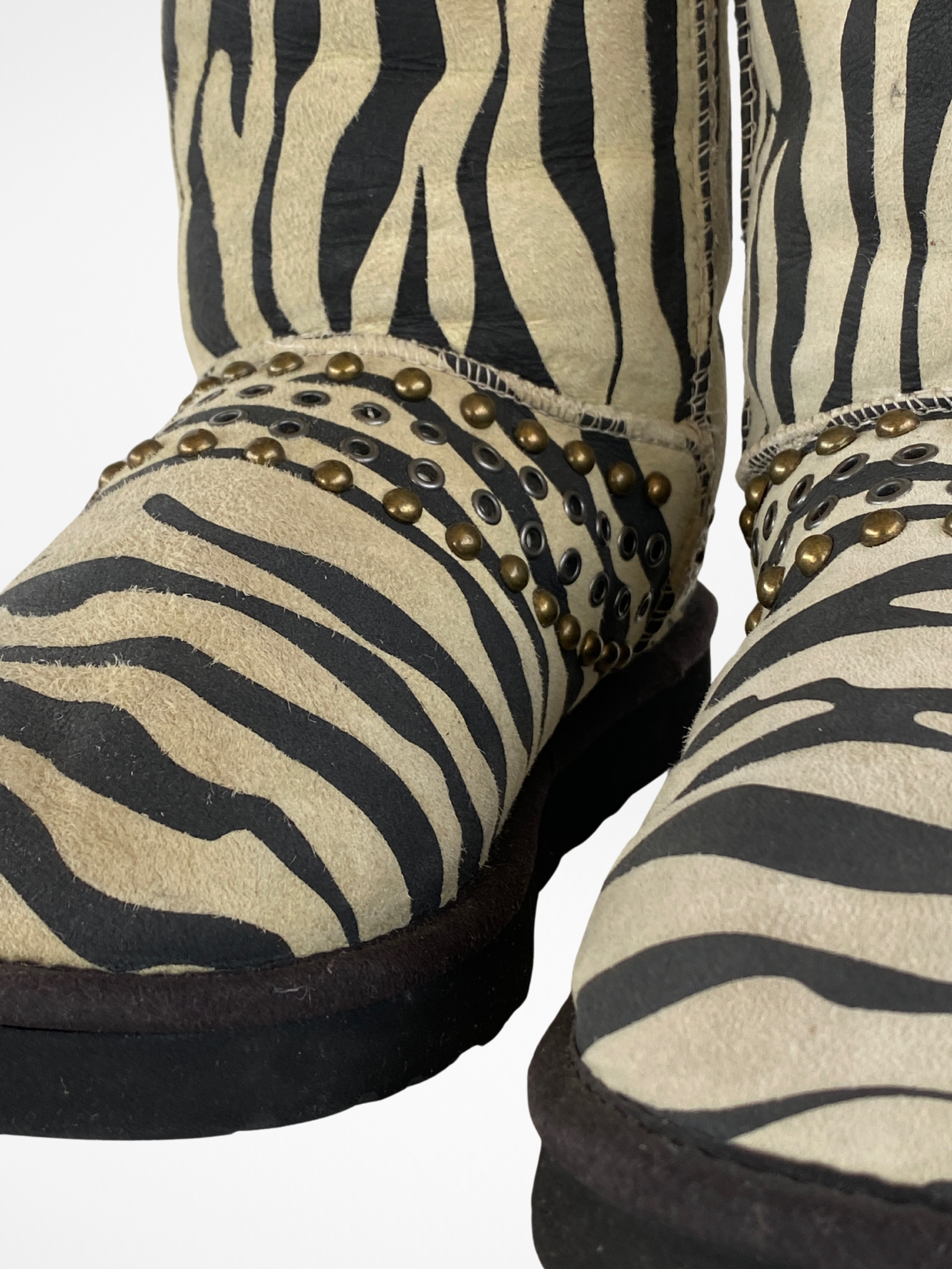 حذاء UGG X Jimmy Choo Zebra Studded Shearling Padded Snow Uggs - مقاس 38