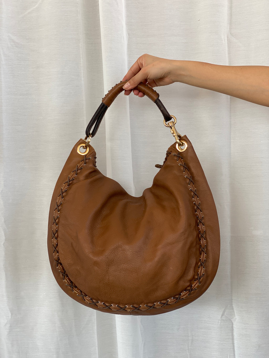 حقيبة كتف هوبو كبيرة من الجلد البني من جيمي تشو Y2K