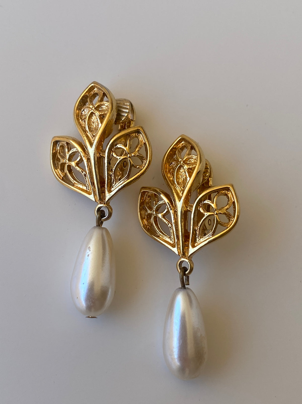 Vintage Sarah Coventry Faux Pearl Drop Clip-On Earrings Gold Tone Floral Filigree Vintage Sarah Coventry Faux Pearl Drop Clip-On Earrings Gold Tone Floral Filigree