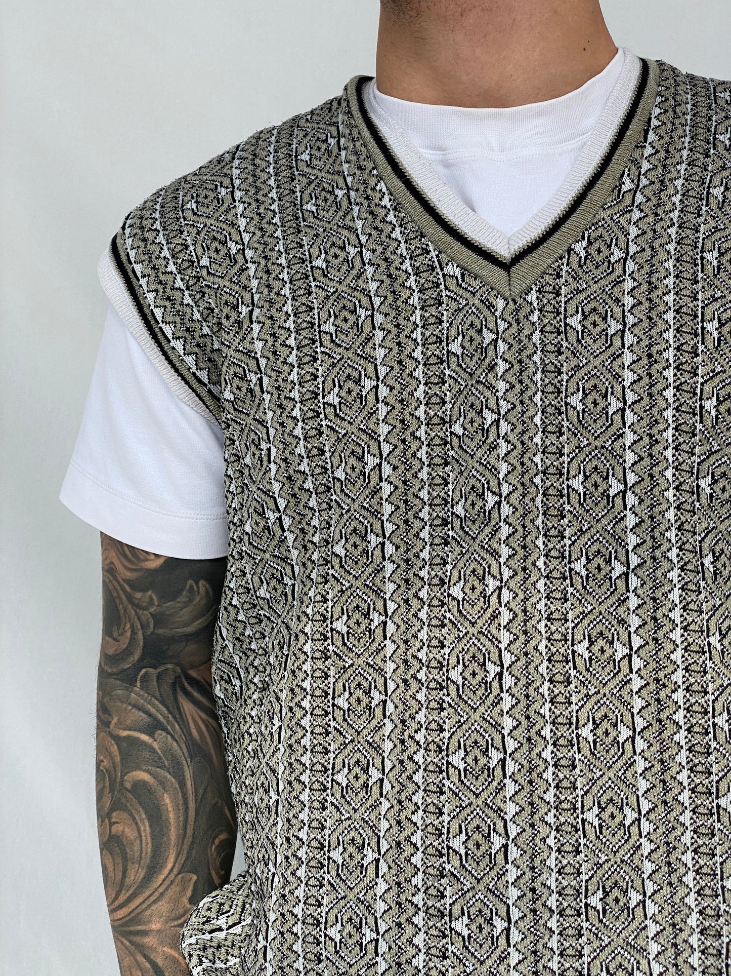 Vintage Men’s Casual V-Neck Patterned Striped Knitted Vest - M