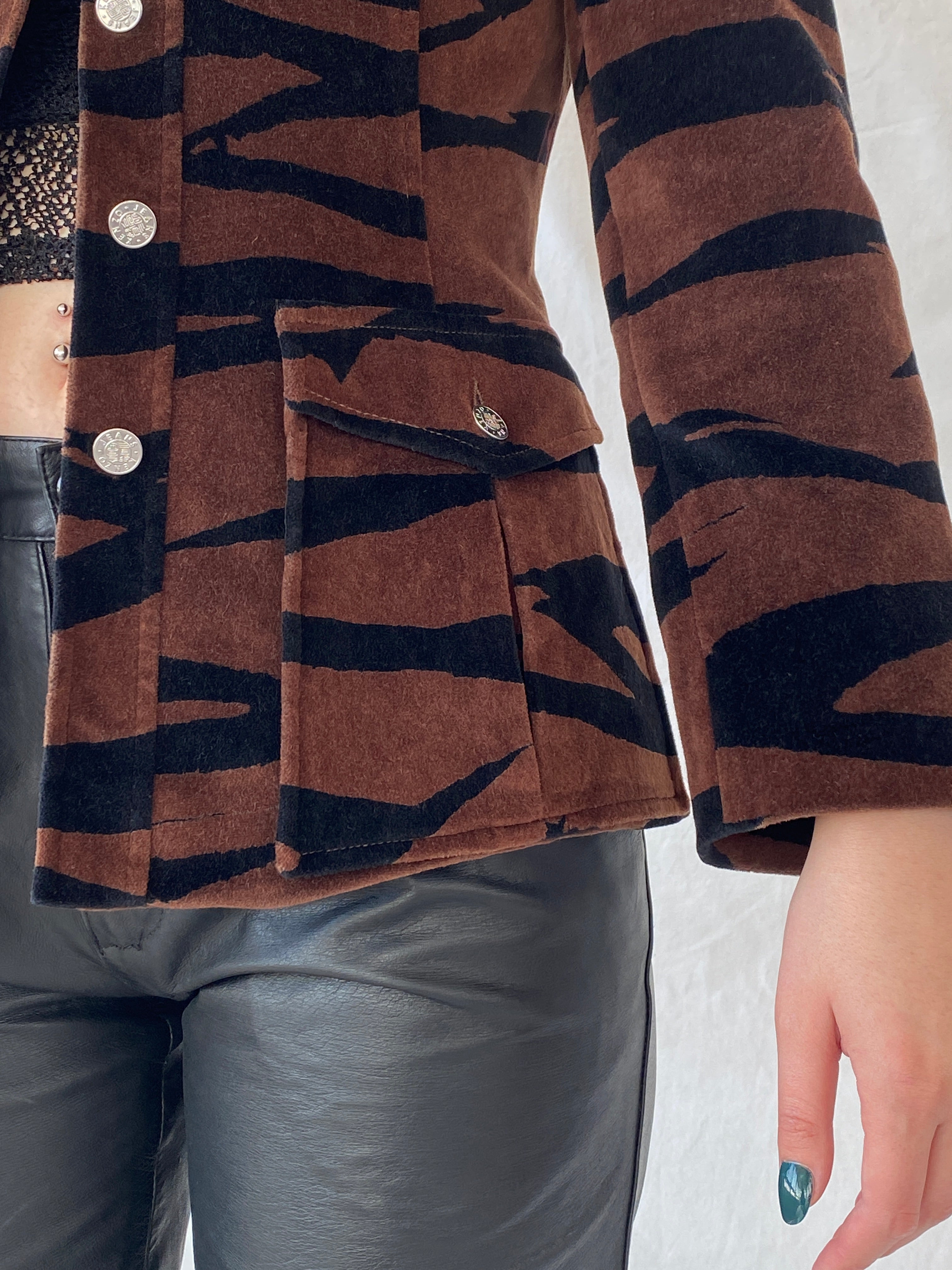 بليزر ثقيل من المخمل بطبعة نمر بني وأسود من كينزو جينز، بتصميم عتيق رائع من التسعينيات - مقاس متوسط