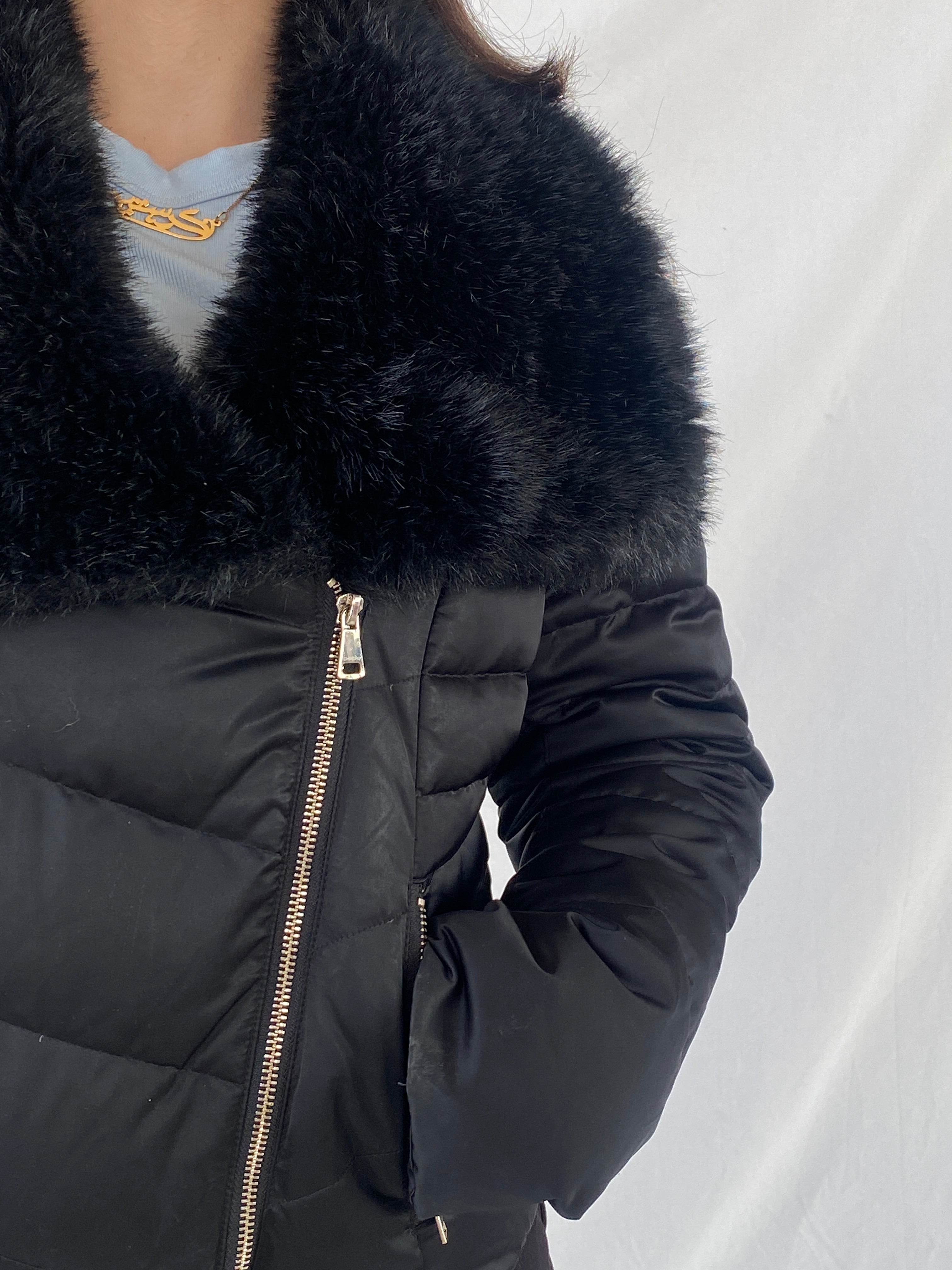 جاكيت منفوخ من بيبي باللون الأسود بياقة من الفرو الصناعي - مقاس متوسط