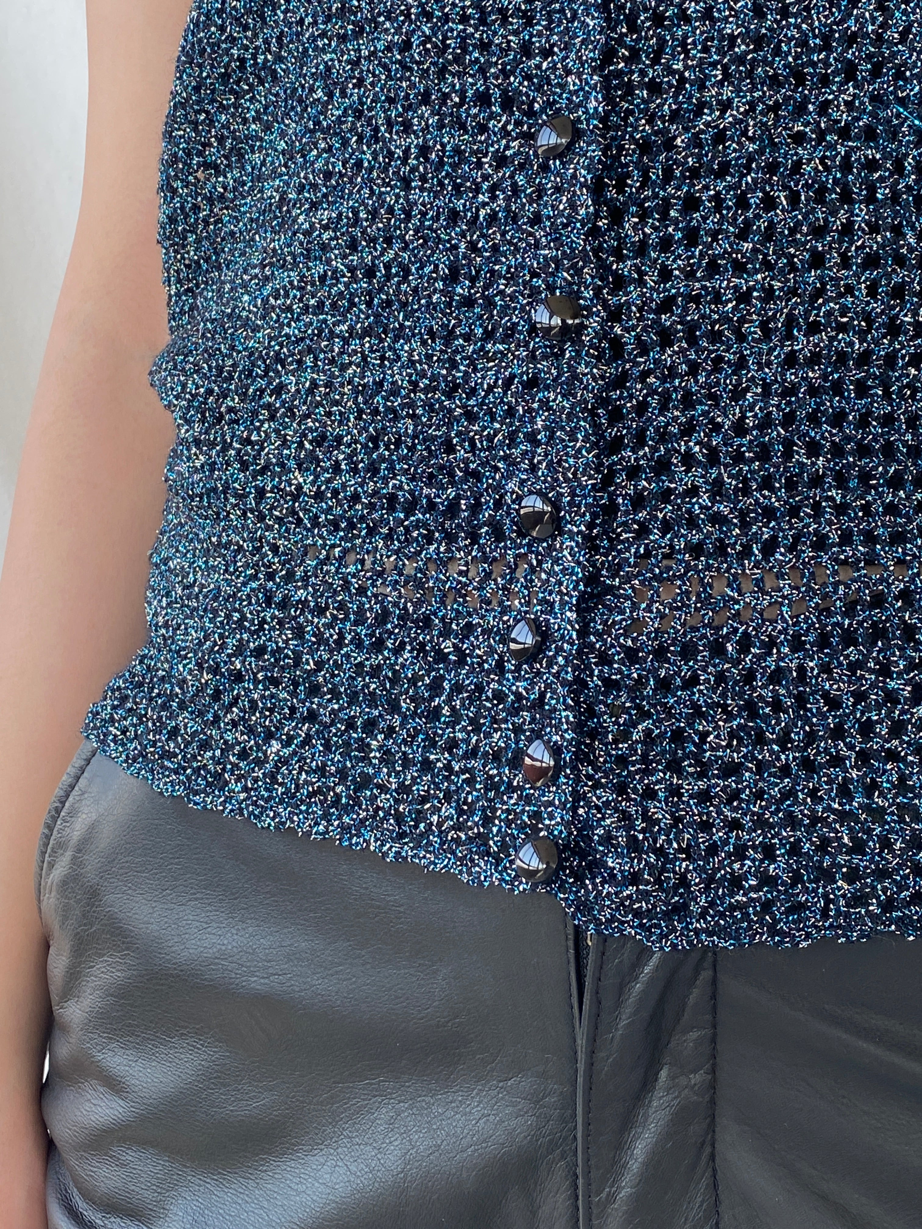 سترة محبوكة يدويًا باللون الأزرق الفضي والأسود اللامع بأزرار - مقاس صغير
