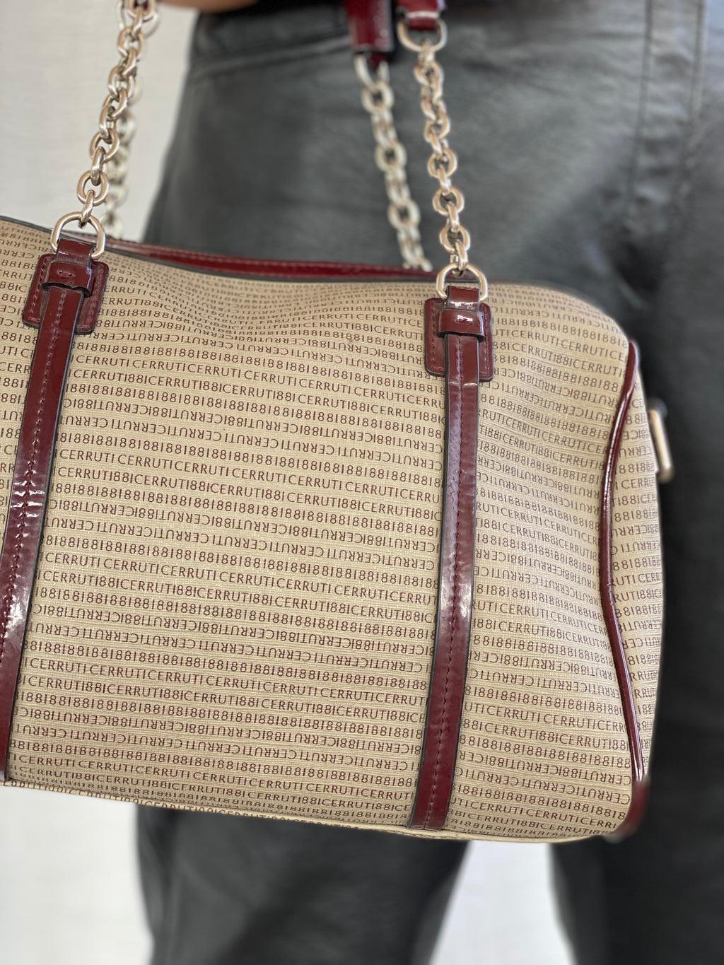 حقيبة بوسطن من قماش شيروتي 1881 سيجنتشر، مصنوعة من قماش مطلي وجلد بورجوندي لامع