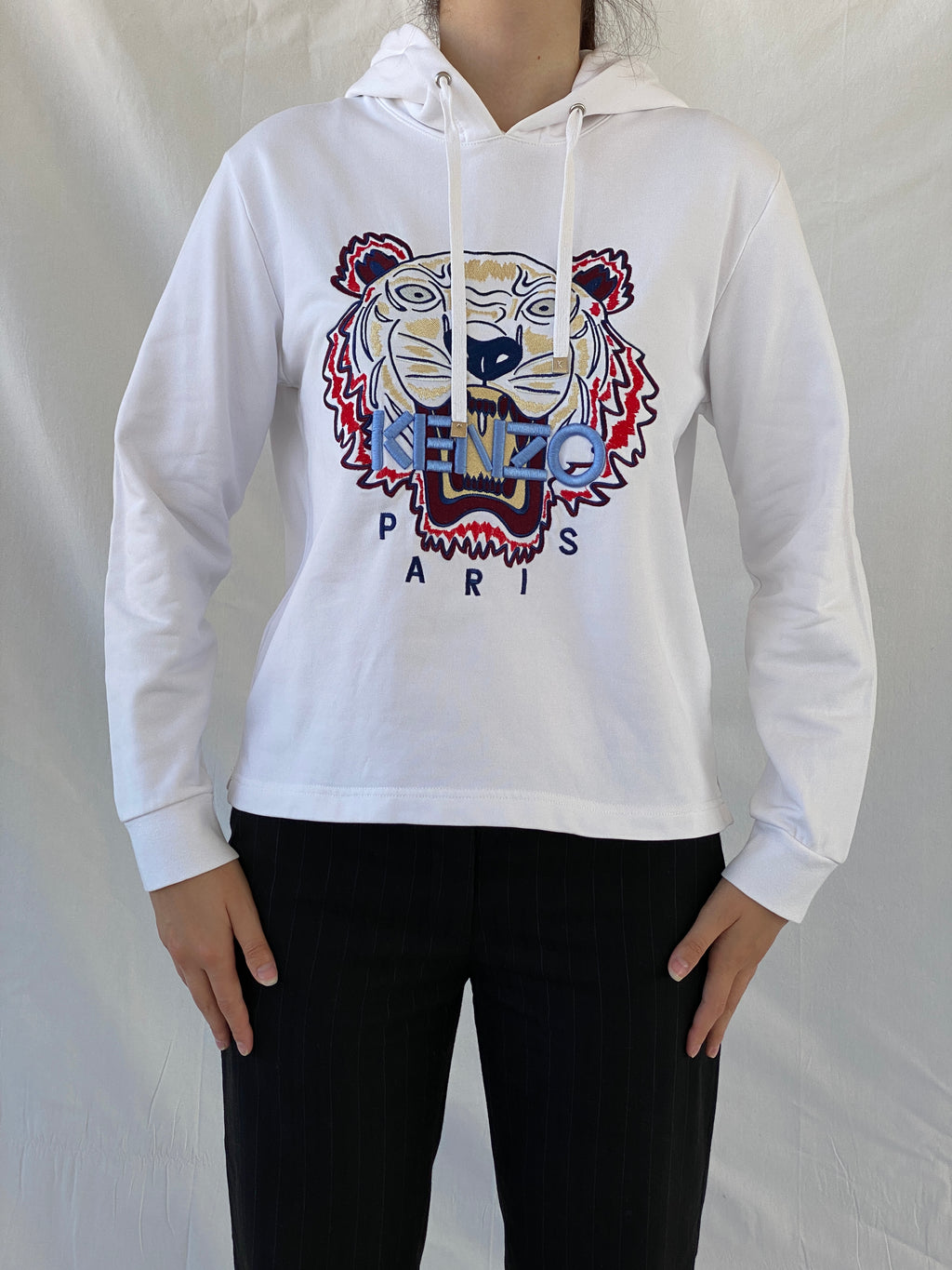 سويت شيرت بغطاء رأس نمر أبيض مطرز من كينزو باريس - مقاس صغير