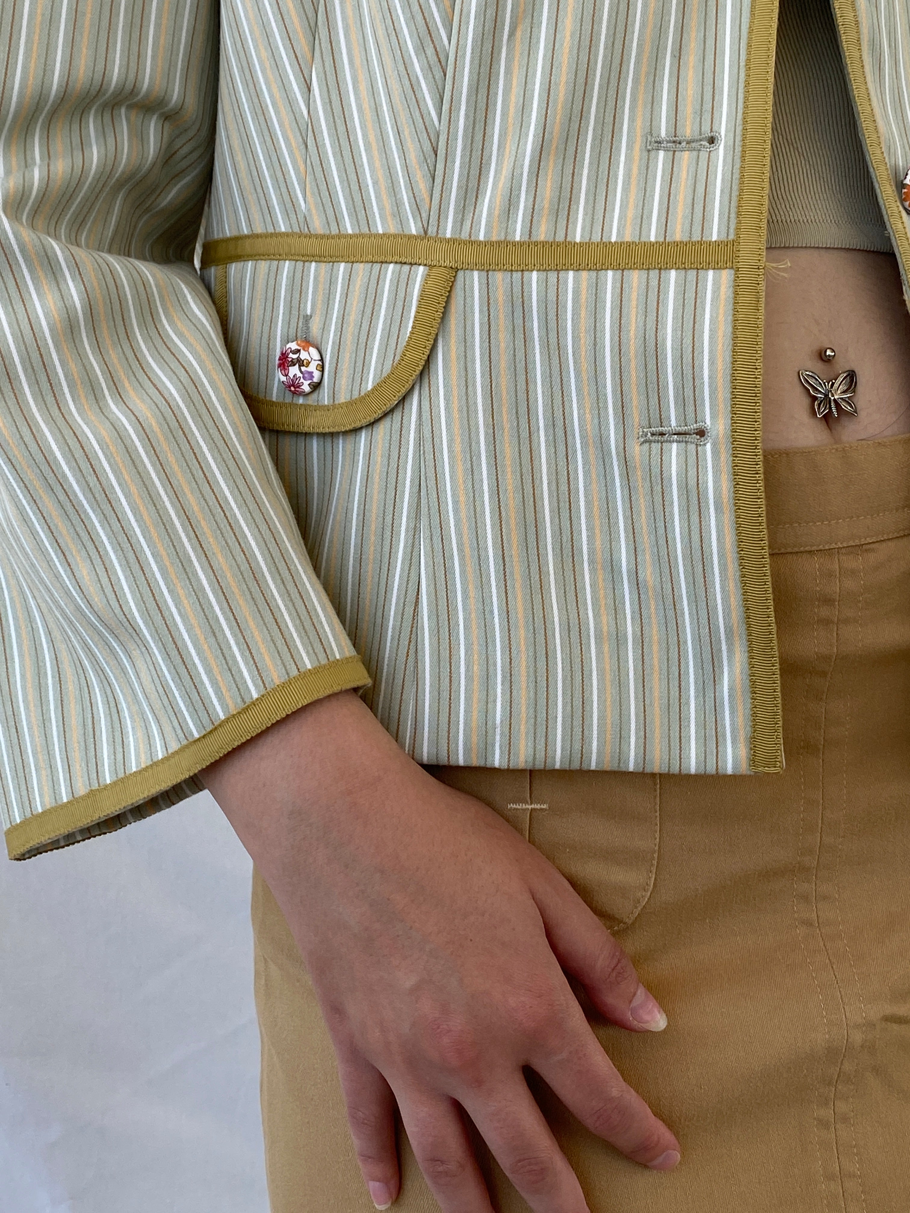 بليزر مخطط بأزرار زهرية من تصميم إيزابيل ونينا - مقاس XL