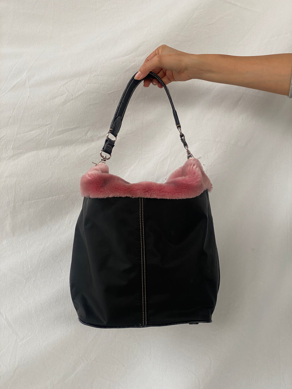 حقيبة كتف ليز كلايبورن توت سوداء مستوحاة من براتز من عام 2000