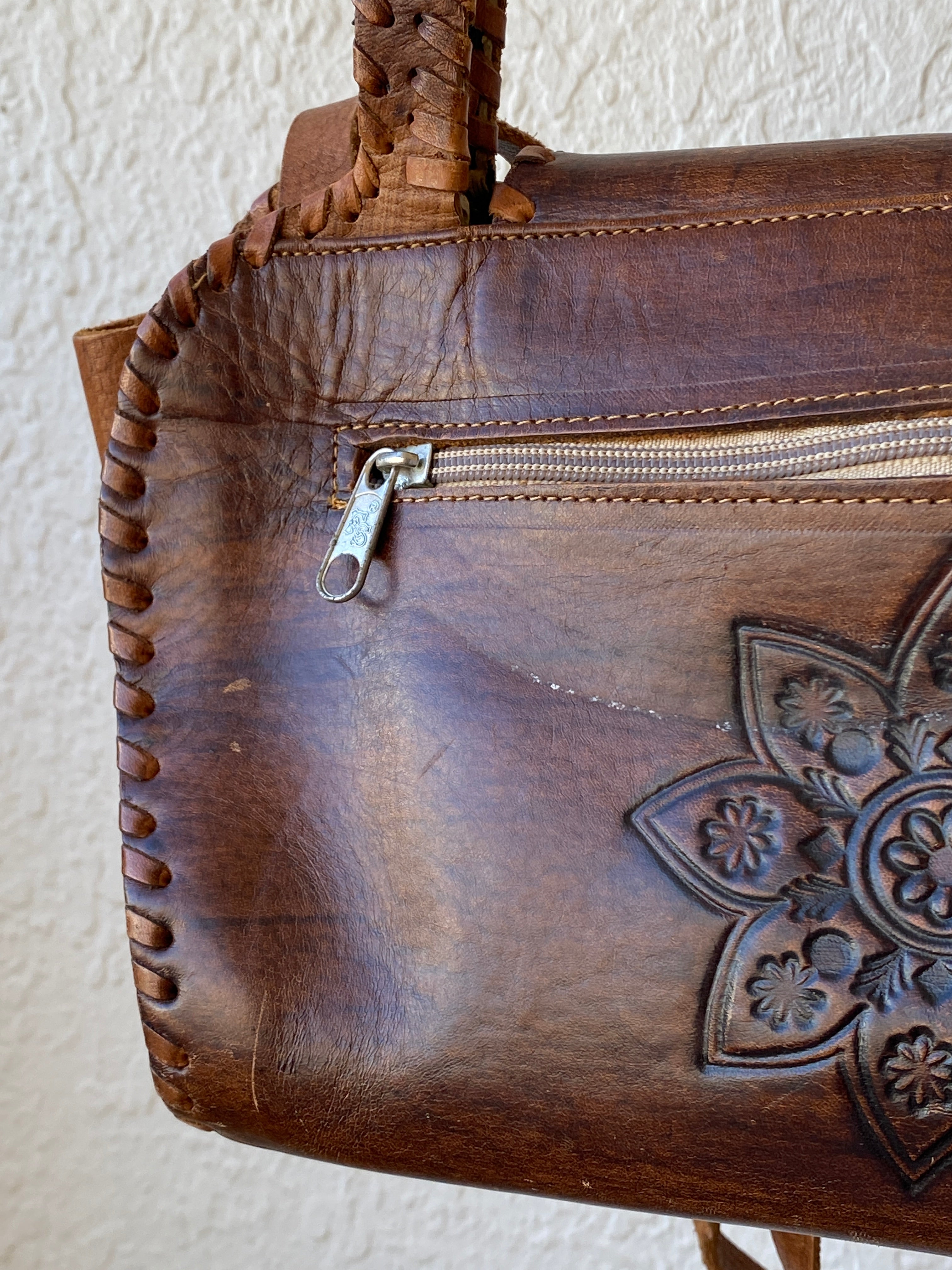 حقيبة كتف من الجلد الأفريقي العتيق، مصنوعة يدويًا، باللون البني، مزينة بنقوش زهرية
