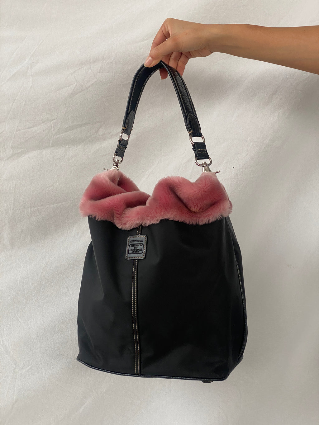 حقيبة كتف ليز كلايبورن توت سوداء مستوحاة من براتز من عام 2000