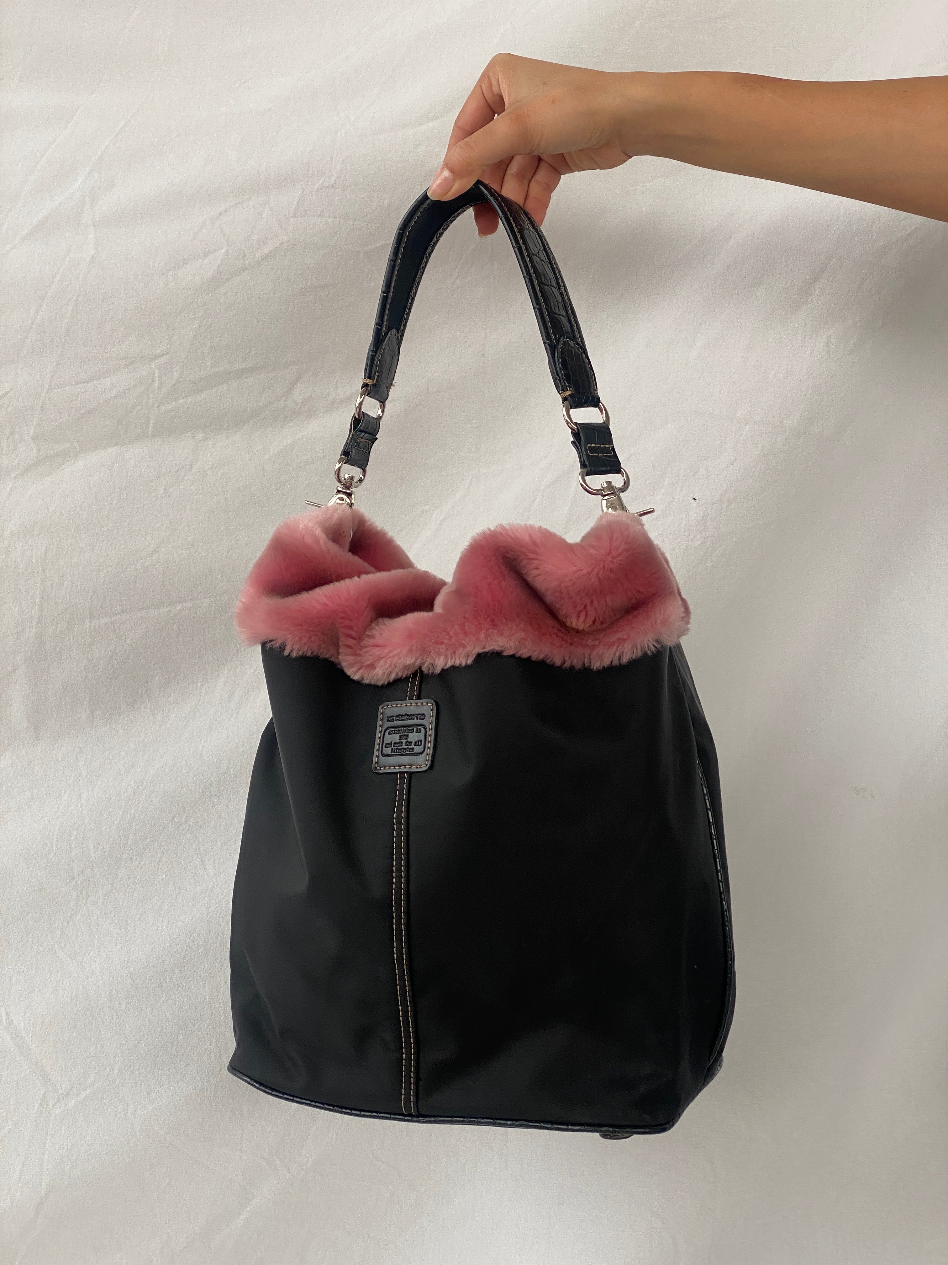 حقيبة كتف ليز كلايبورن توت سوداء مستوحاة من براتز من عام 2000