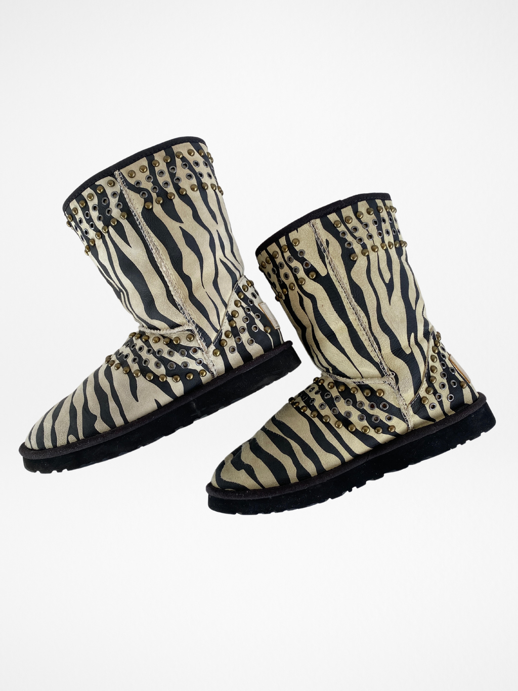 حذاء UGG X Jimmy Choo Zebra Studded Shearling Padded Snow Uggs - مقاس 38