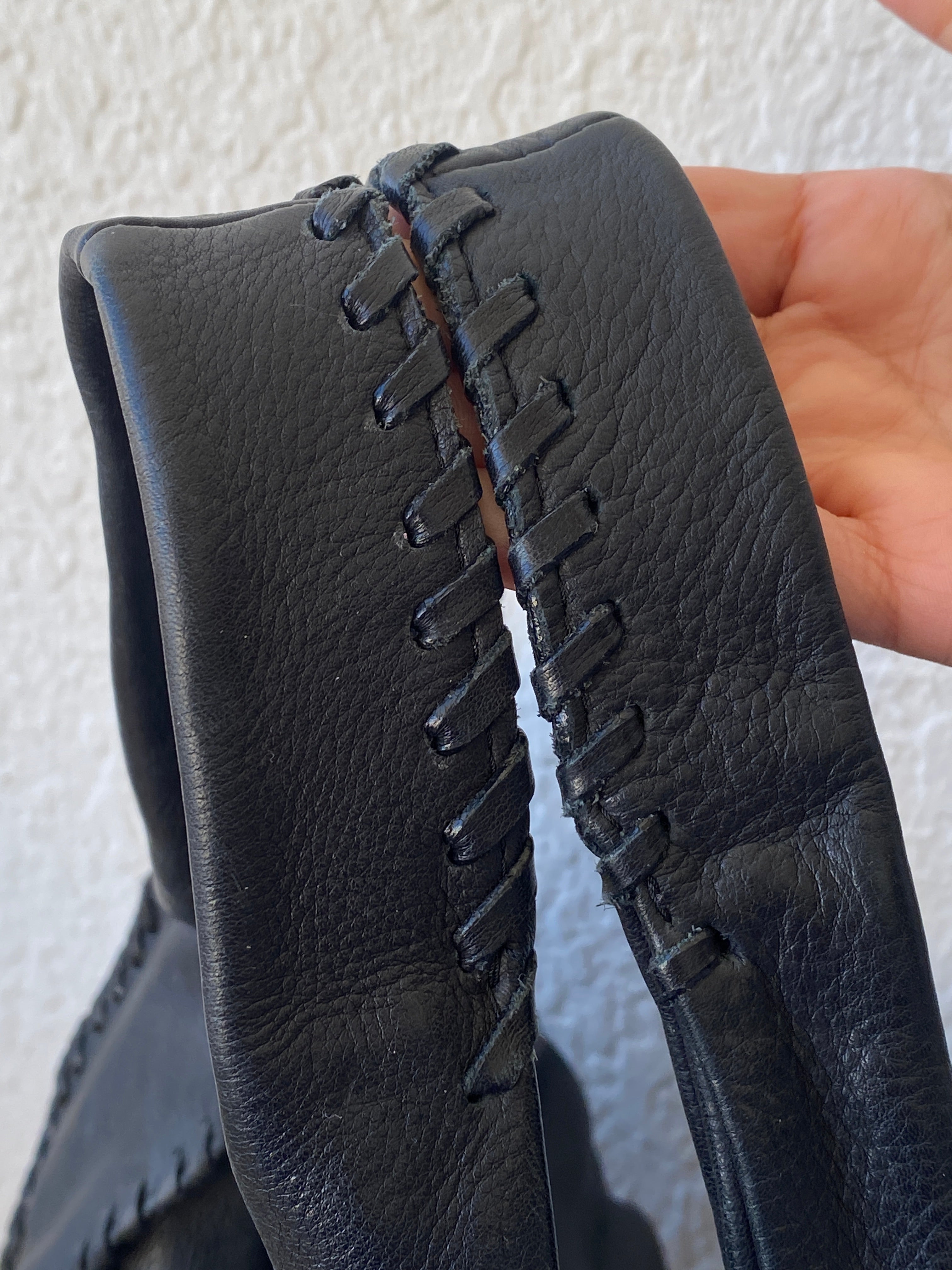 حقيبة كتف جيمي تشو هوبو كبيرة من الجلد المزخرف باللون الأسود