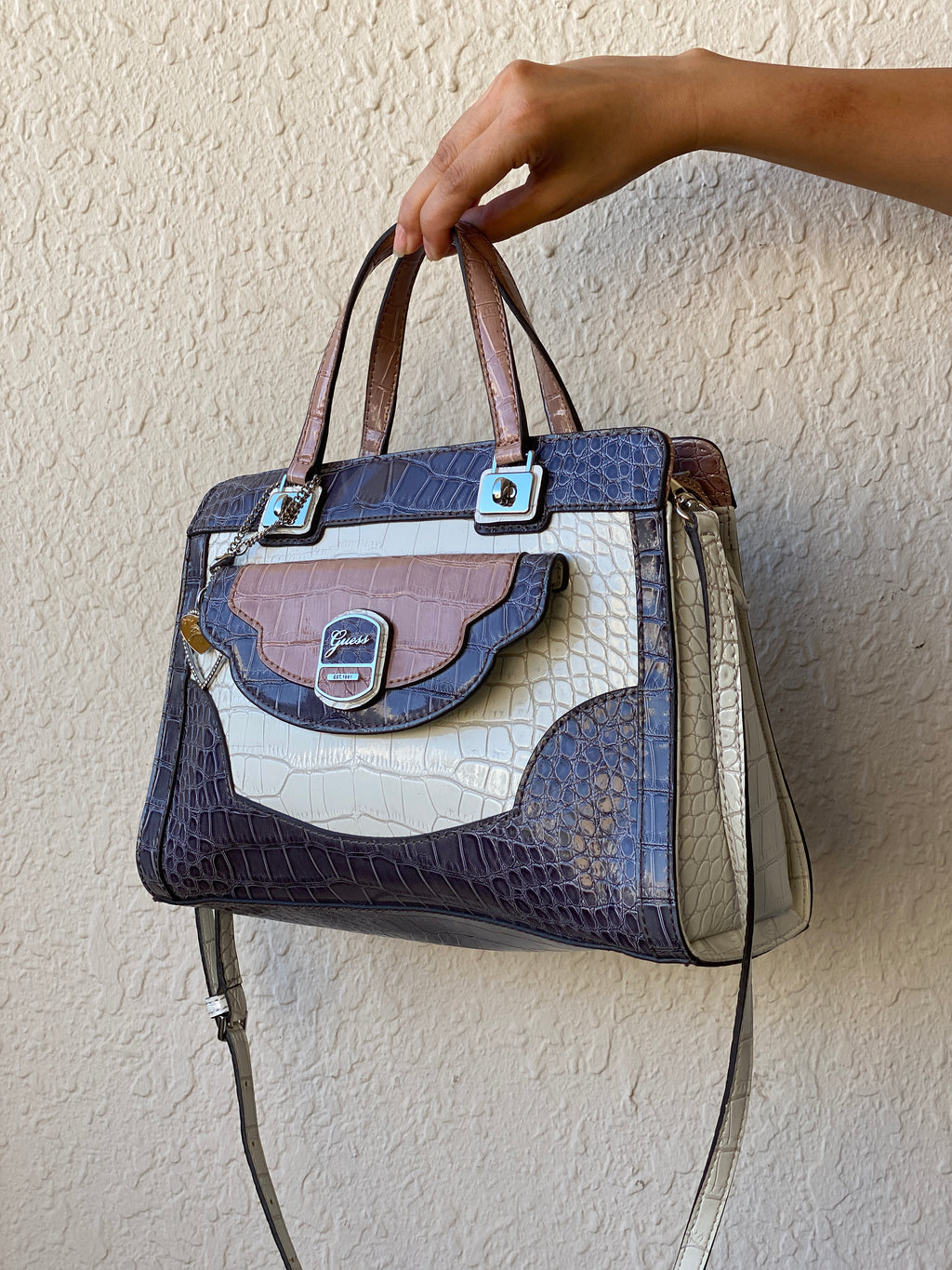 حقيبة يد GUESS ثلاثية الألوان بنقشة جلد التمساح مع حزام كروس بودي