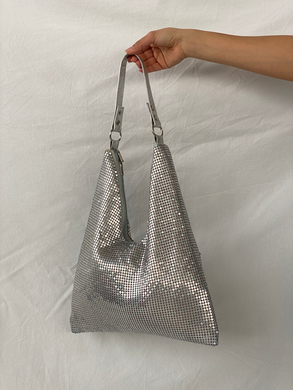 حقيبة كتف سهرة فضية معدنية جميلة وفضية