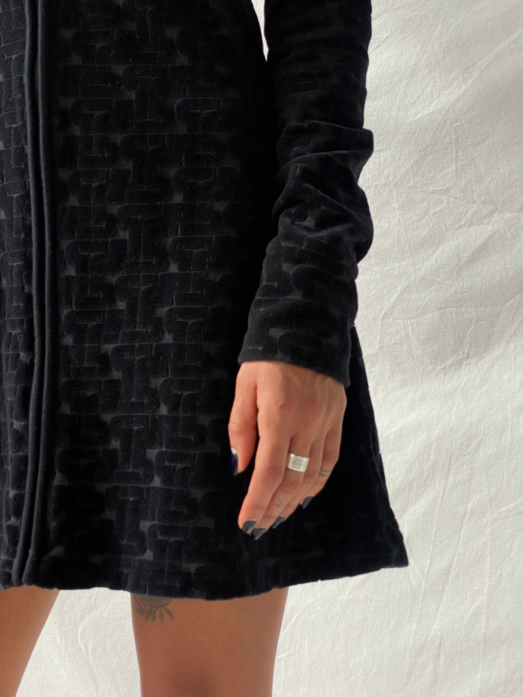 فستان كانا بيتش مونا أسود قصير من القطن بأكمام طويلة وسحاب - مقاس صغير