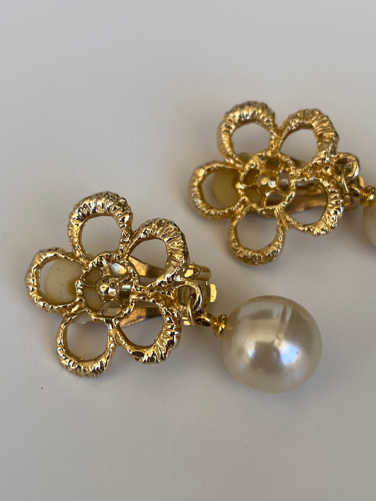 Vintage Gold Tone Floral Faux Pearl Drop Clip-On Earrings Romantic Statement Jewelry Vintage Gold Tone Floral Faux Pearl Drop Clip-On Earrings Romantic Statement Jewelry