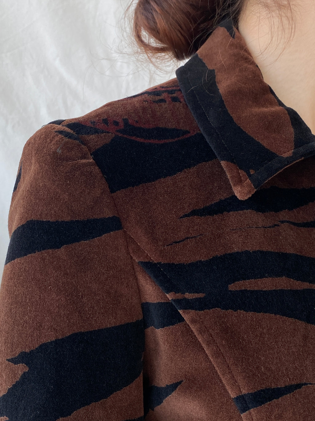 بليزر ثقيل من المخمل بطبعة نمر بني وأسود من كينزو جينز، بتصميم عتيق رائع من التسعينيات - مقاس متوسط