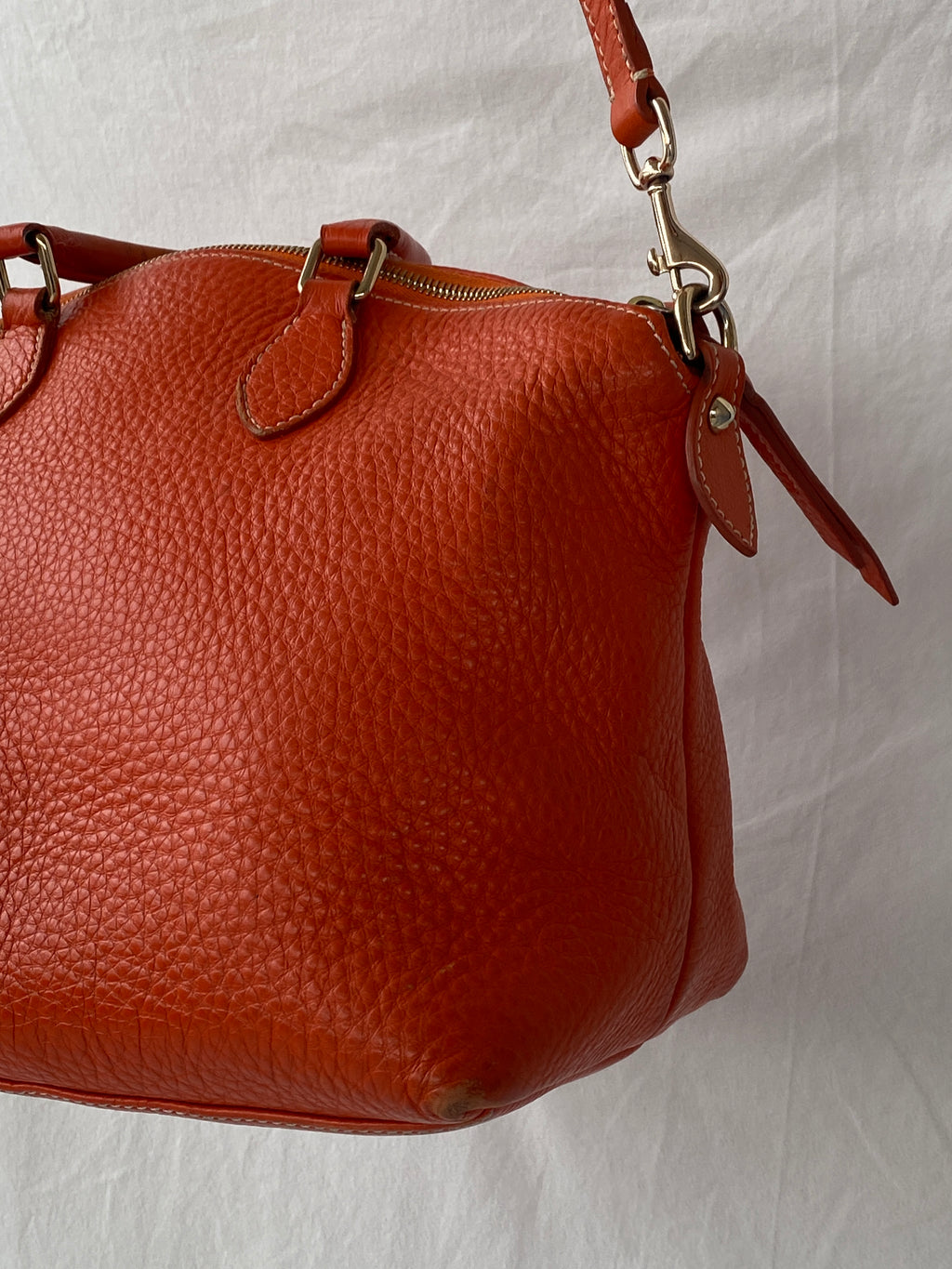 حقيبة يد ديلين برتقالية جريئة من دوني آند بورك