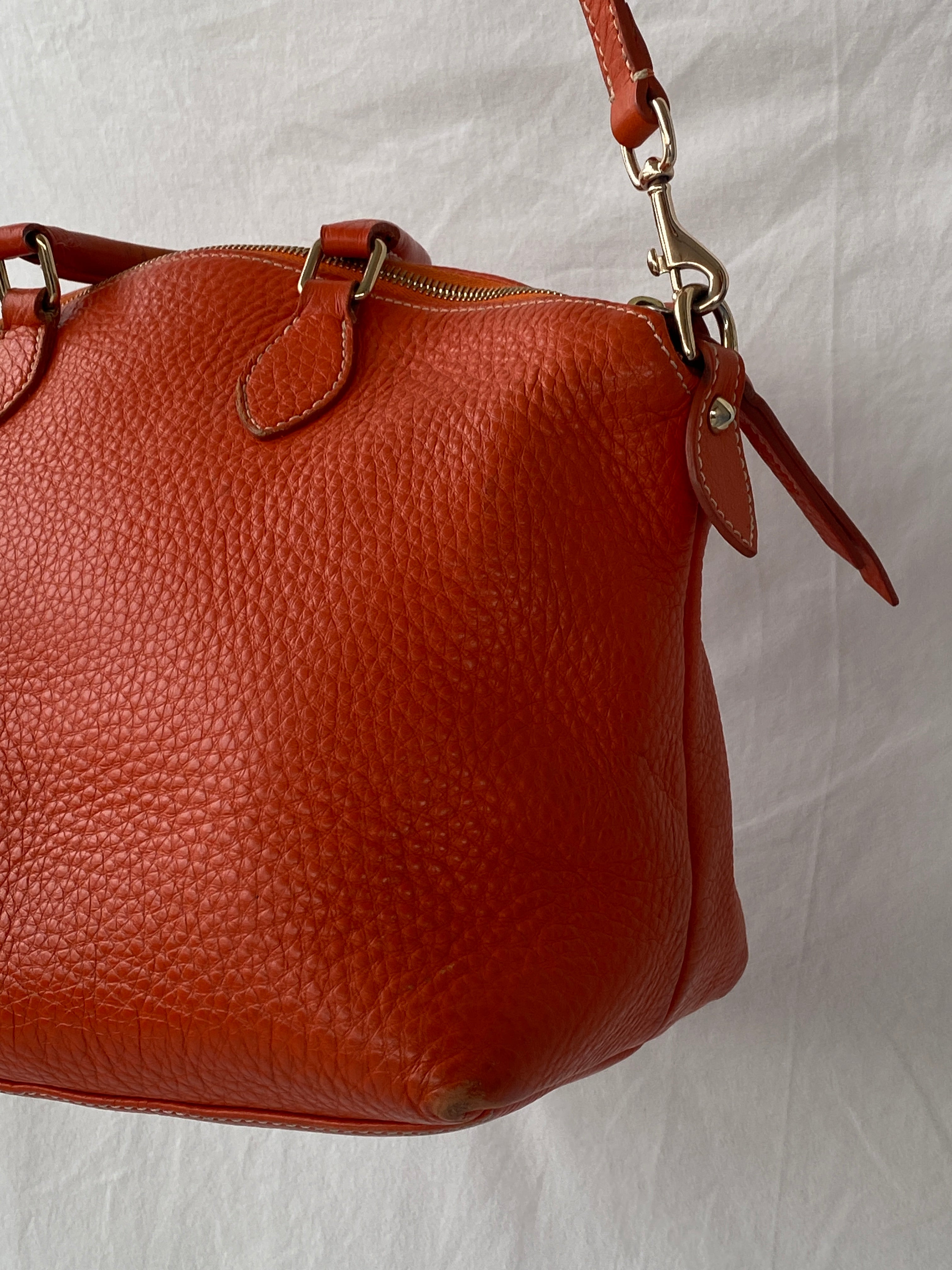 حقيبة يد ديلين برتقالية جريئة من دوني آند بورك