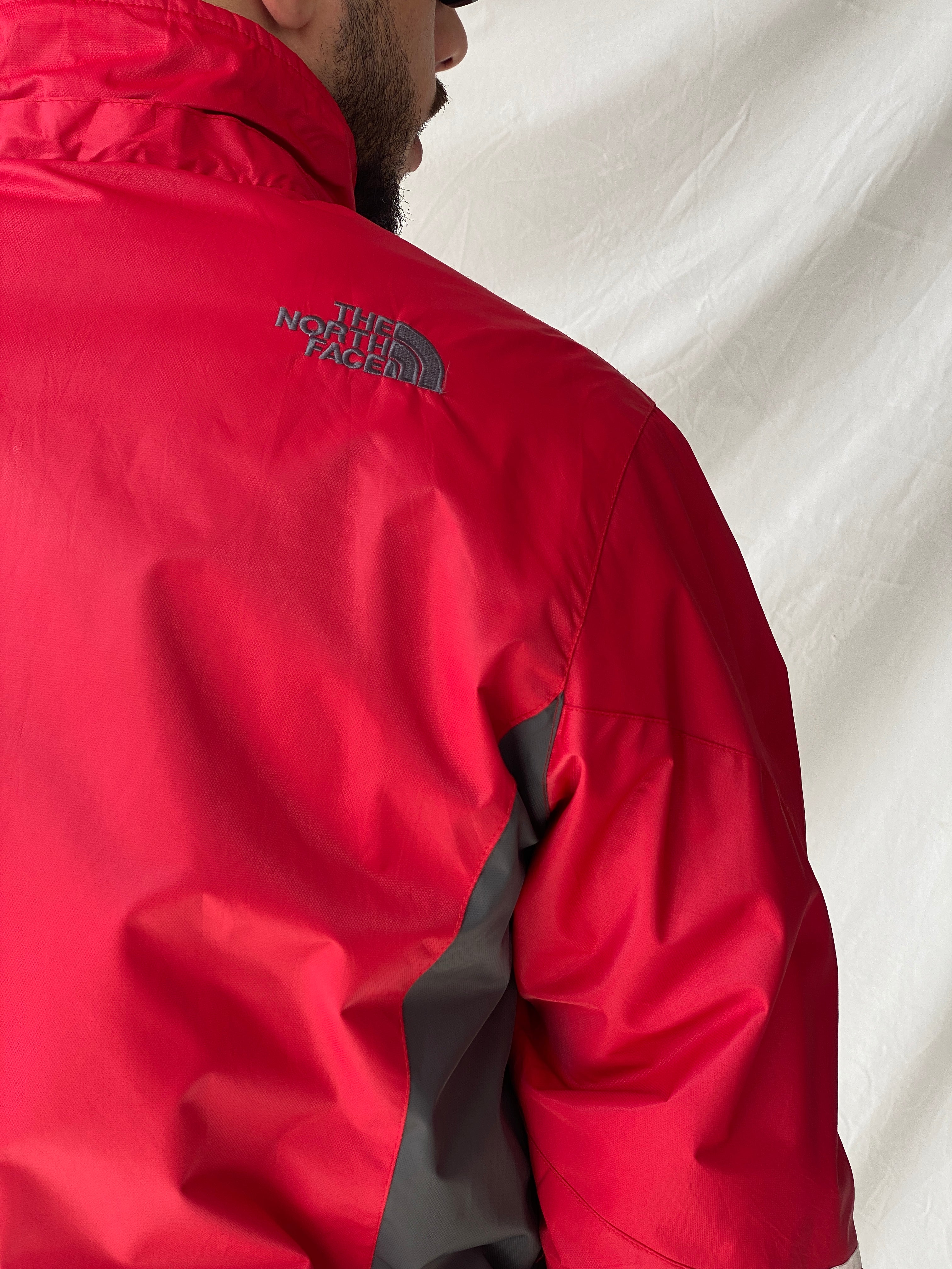 جاكيت رجالي من سلسلة Summit Series باللونين الأحمر والرمادي من The North Face 00s - مقاس XL