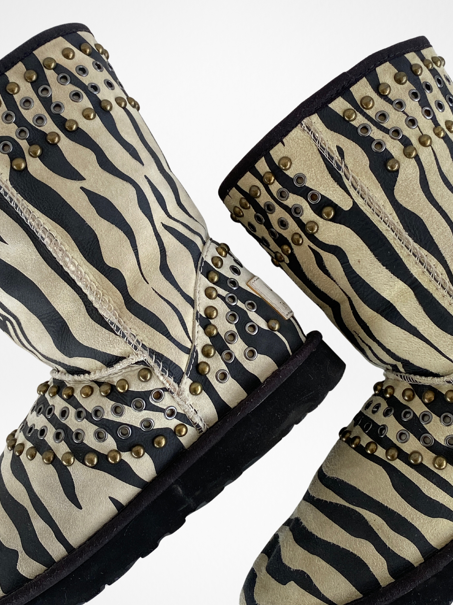 حذاء UGG X Jimmy Choo Zebra Studded Shearling Padded Snow Uggs - مقاس 38