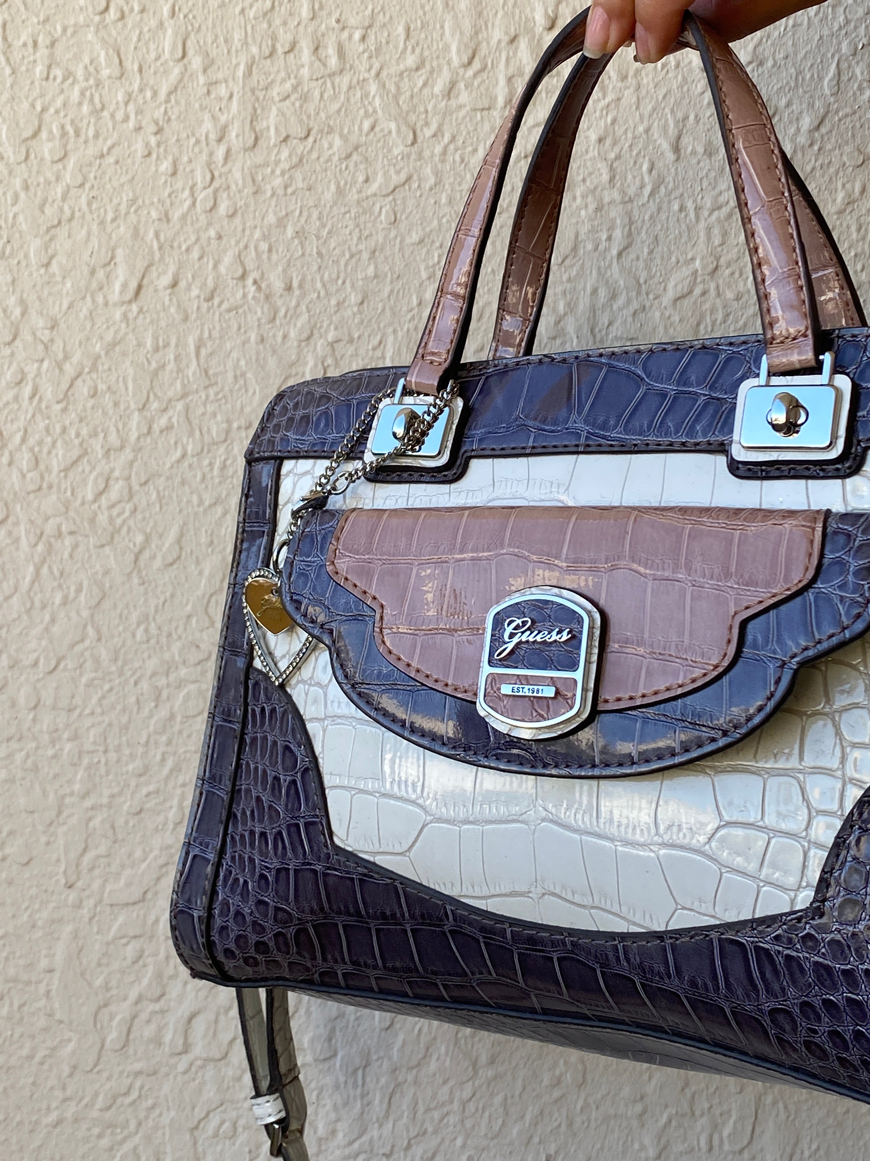 حقيبة يد GUESS ثلاثية الألوان بنقشة جلد التمساح مع حزام كروس بودي