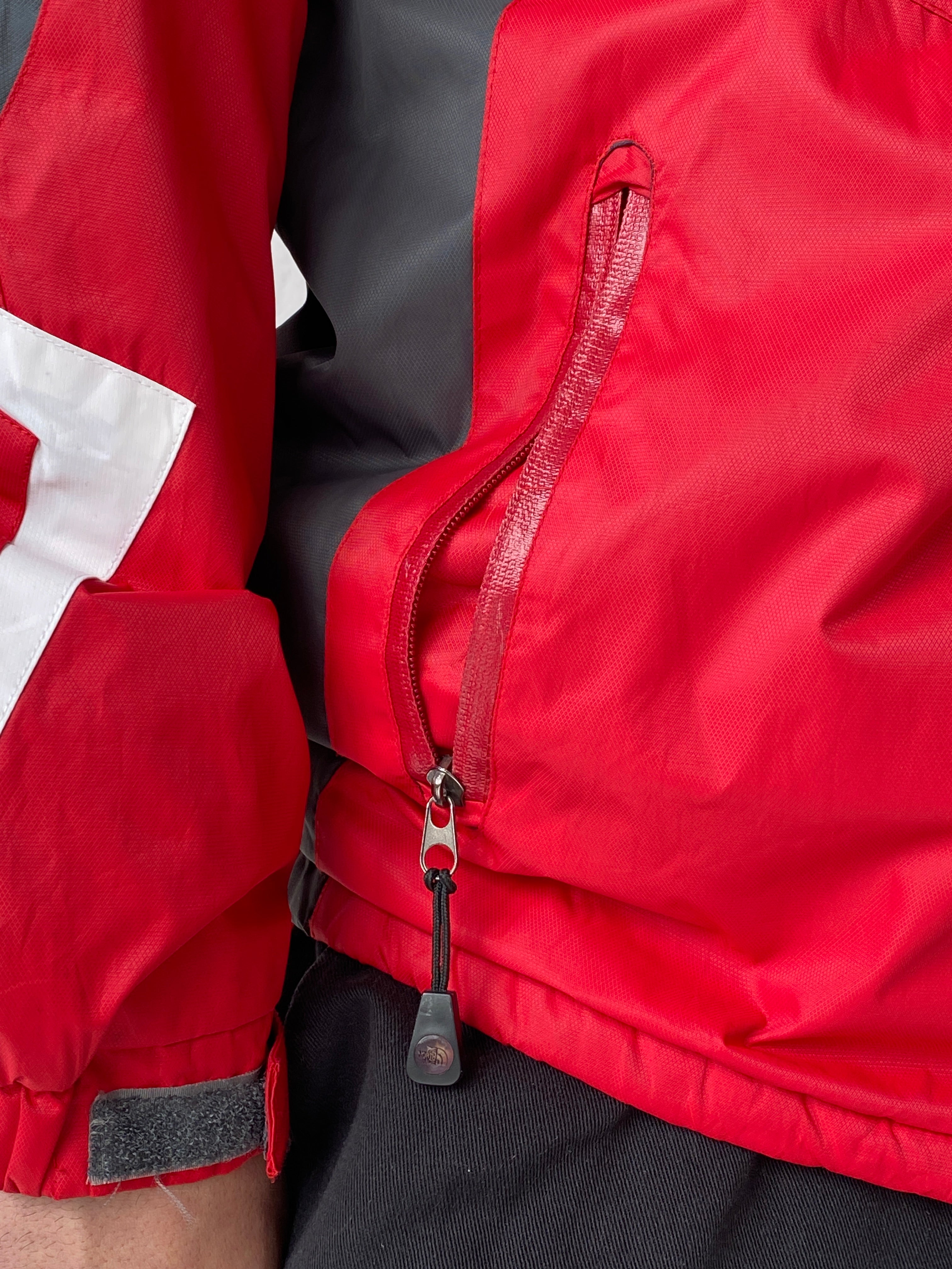 جاكيت رجالي من سلسلة Summit Series باللونين الأحمر والرمادي من The North Face 00s - مقاس XL