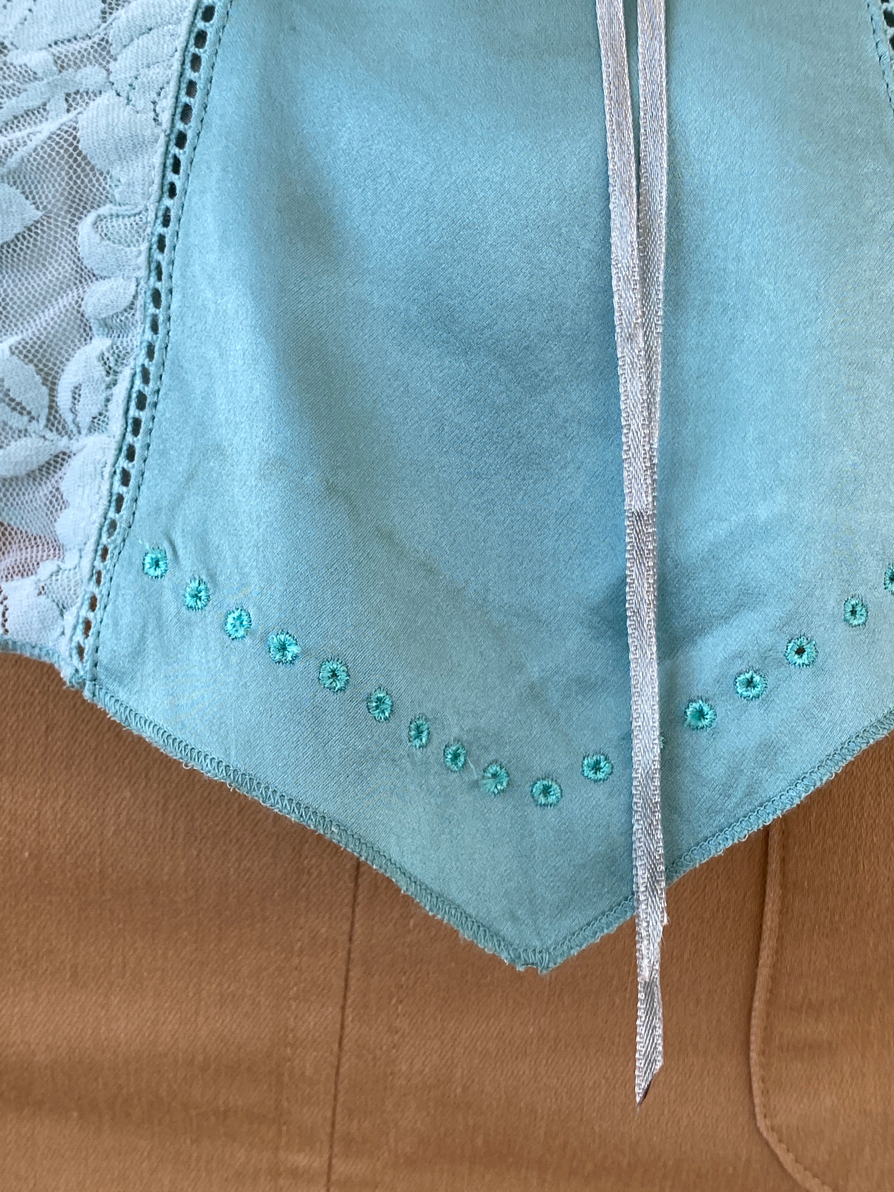 بلوزة كاميسول من الحرير والدانتيل من Y2K Whistles London باللون الأزرق - مقاس صغير