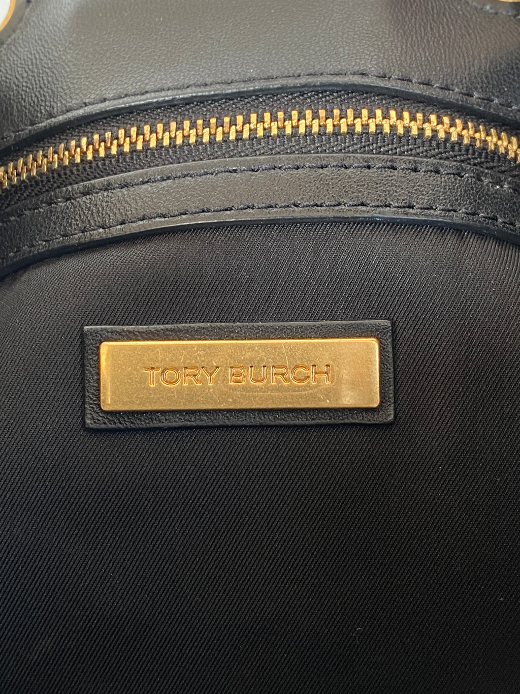 حقيبة كتف صغيرة من الجلد الأسود من توري بيرش فليمنج مع سلسلة