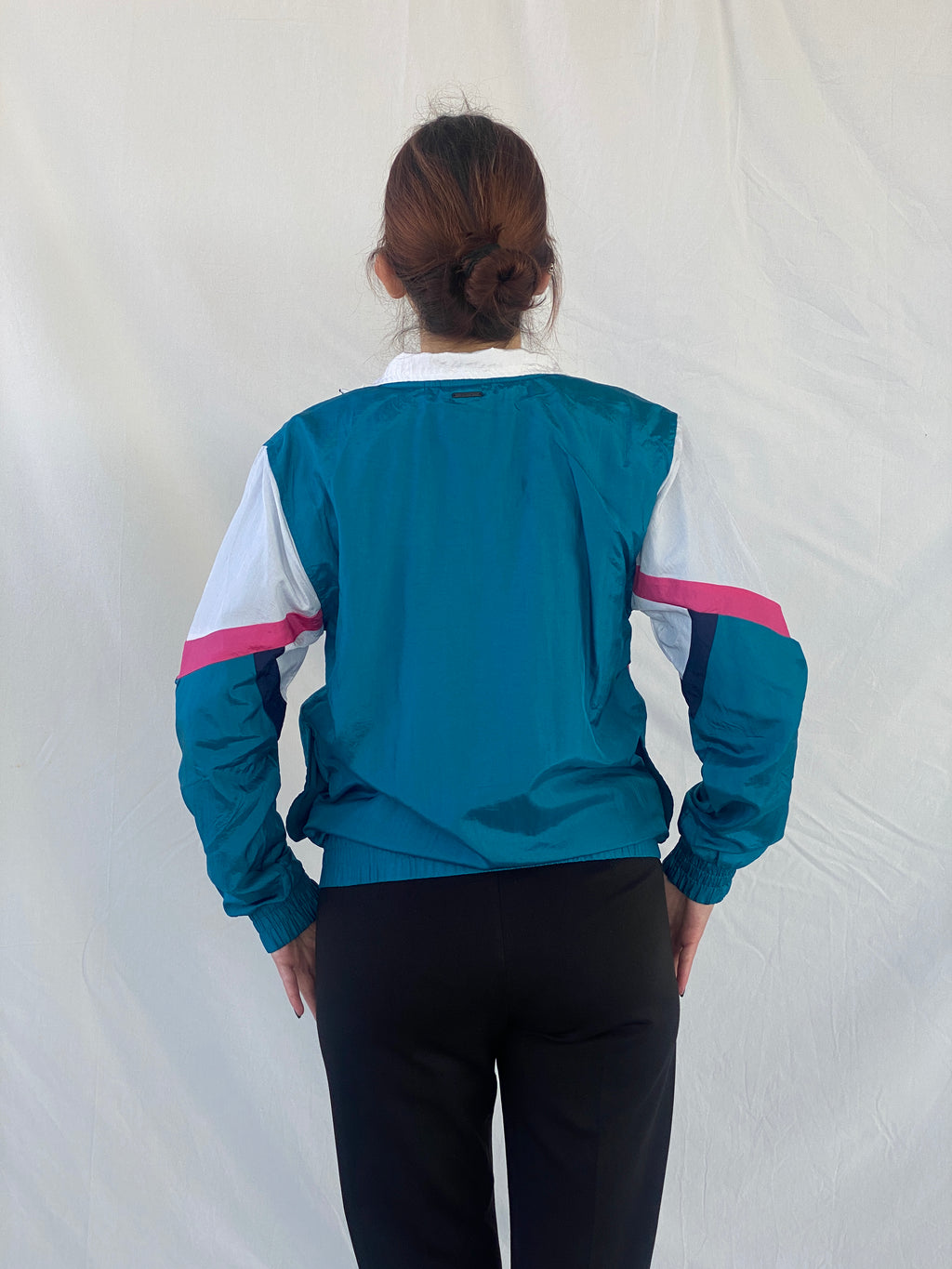 جاكيت رياضي نسائي من Umbro Premier Blue Colorblock مقاوم للرياح - مقاس صغير