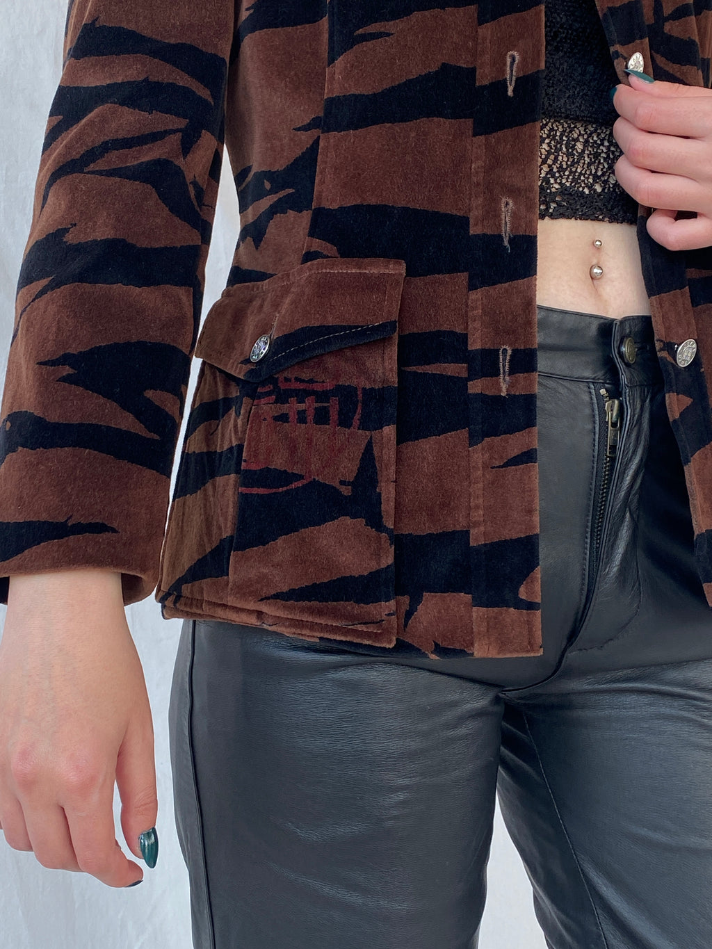 بليزر ثقيل من المخمل بطبعة نمر بني وأسود من كينزو جينز، بتصميم عتيق رائع من التسعينيات - مقاس متوسط