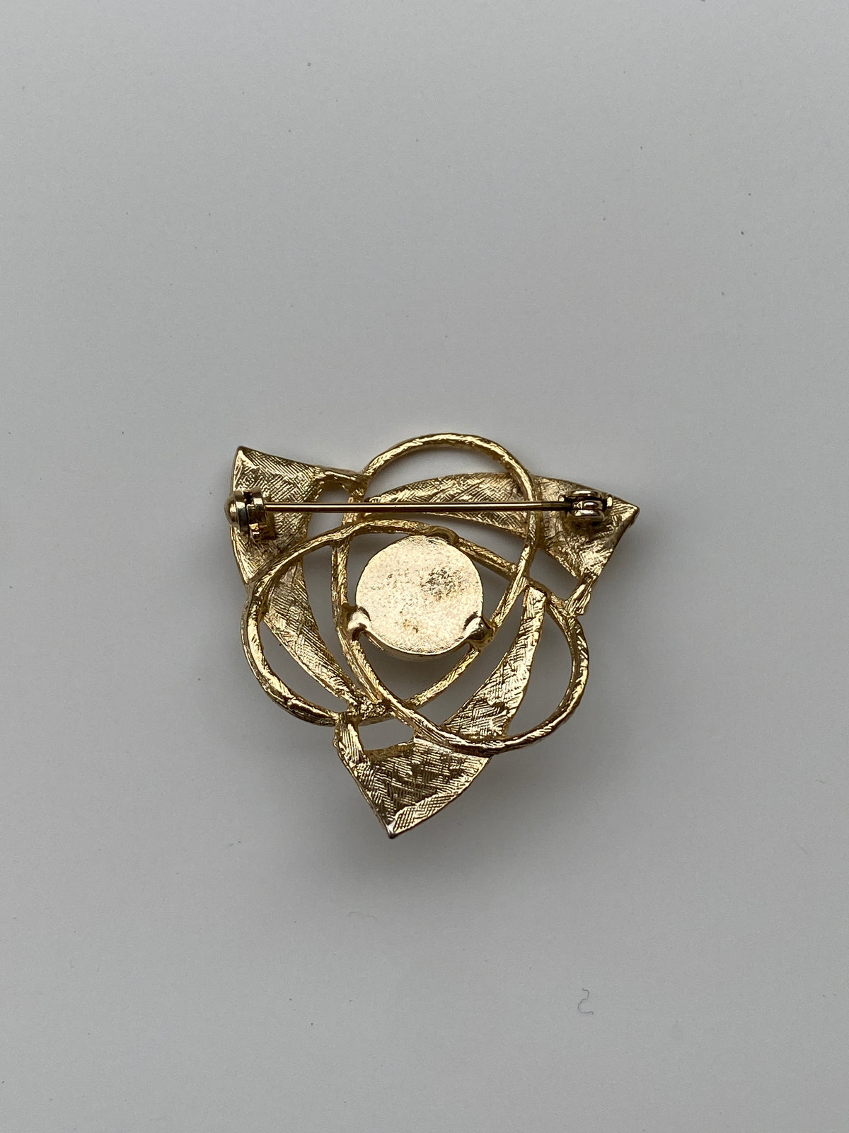 Vintage Gold Tone Abstract Pearl Brooch – Geometric Swirl Statement Pin Vintage Gold Tone Abstract Pearl Brooch – Geometric Swirl Statement Pin