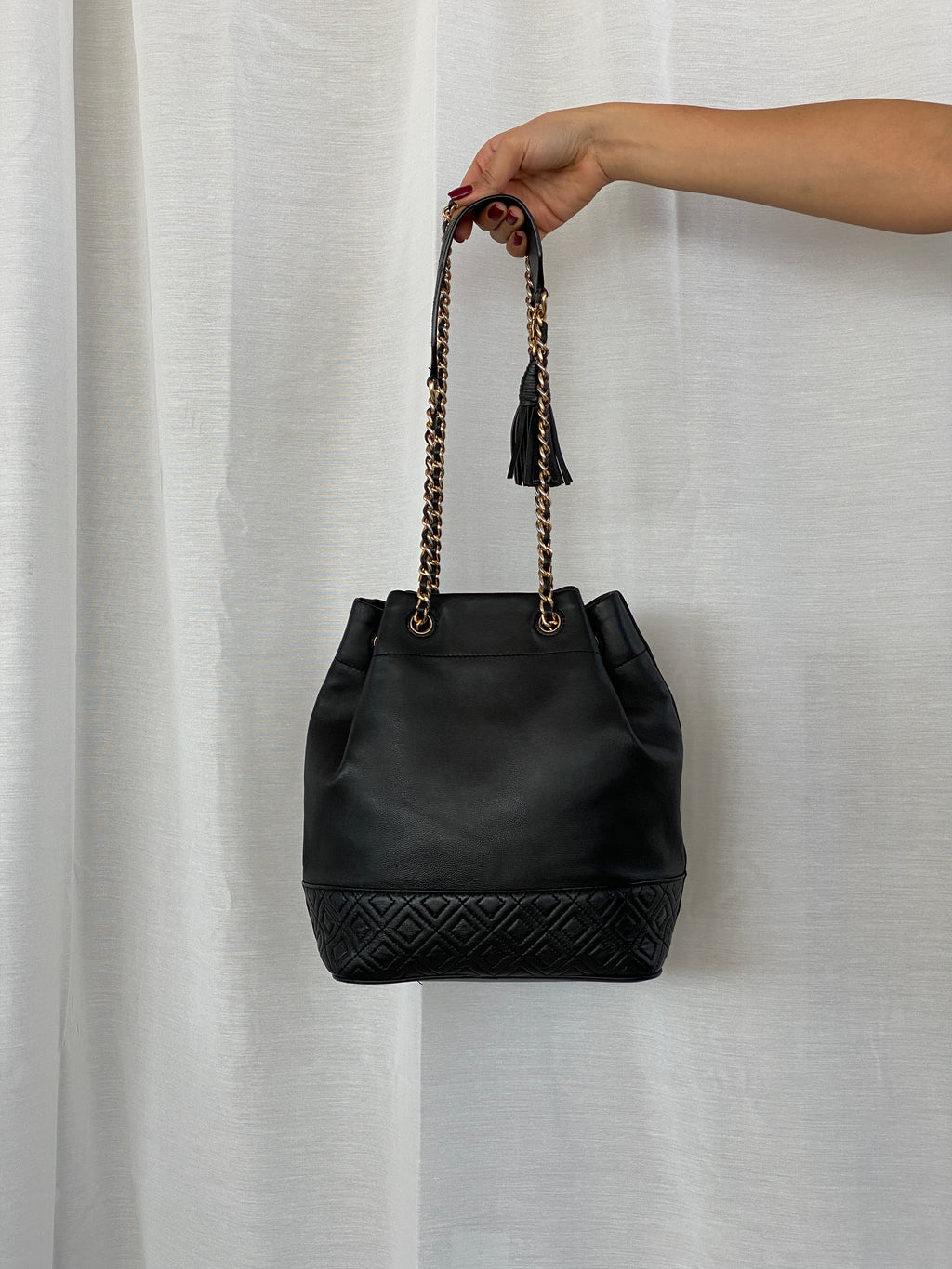 حقيبة كتف صغيرة من الجلد الأسود من توري بيرش فليمنج مع سلسلة