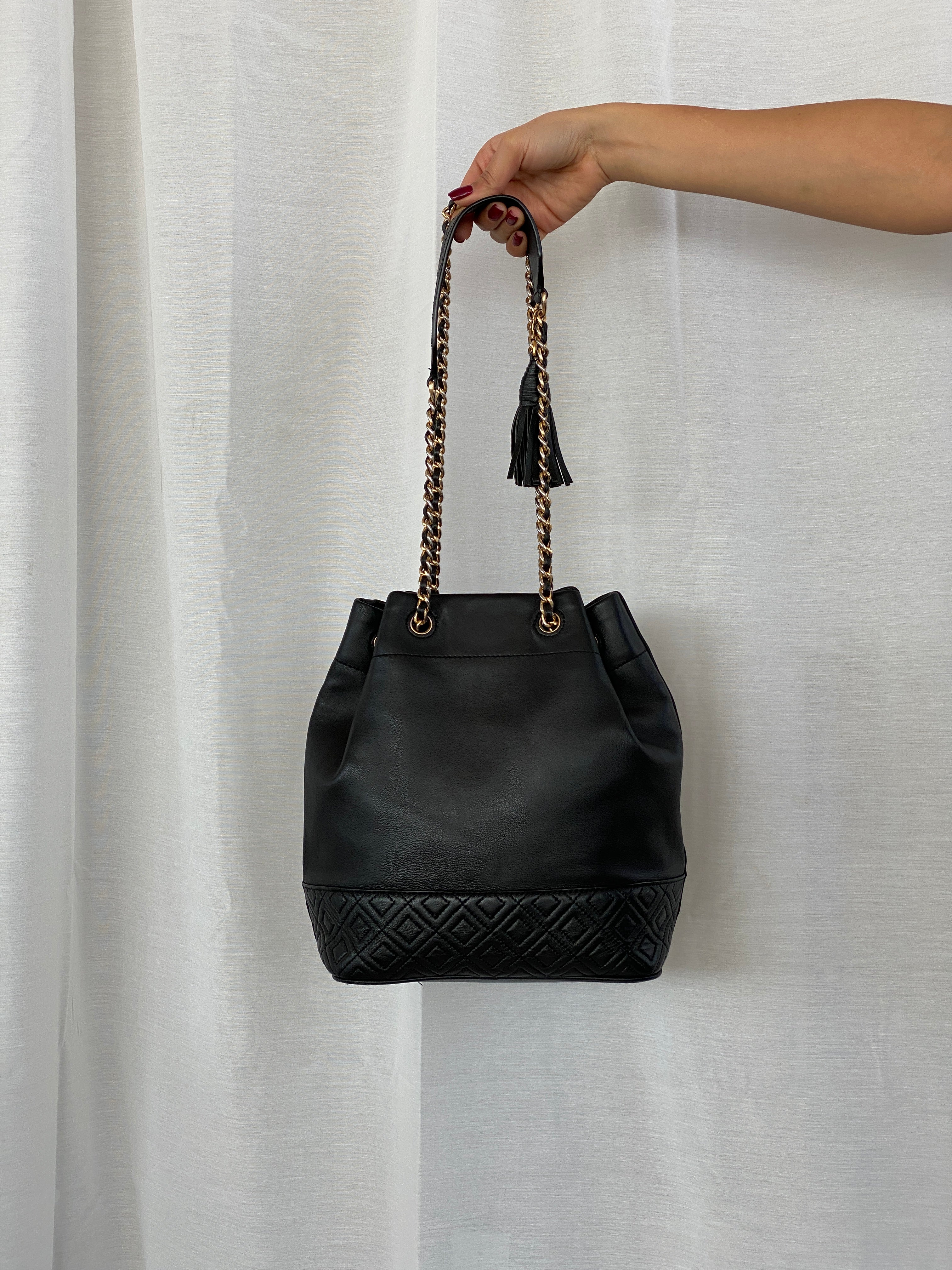 حقيبة كتف صغيرة من الجلد الأسود من توري بيرش فليمنج مع سلسلة