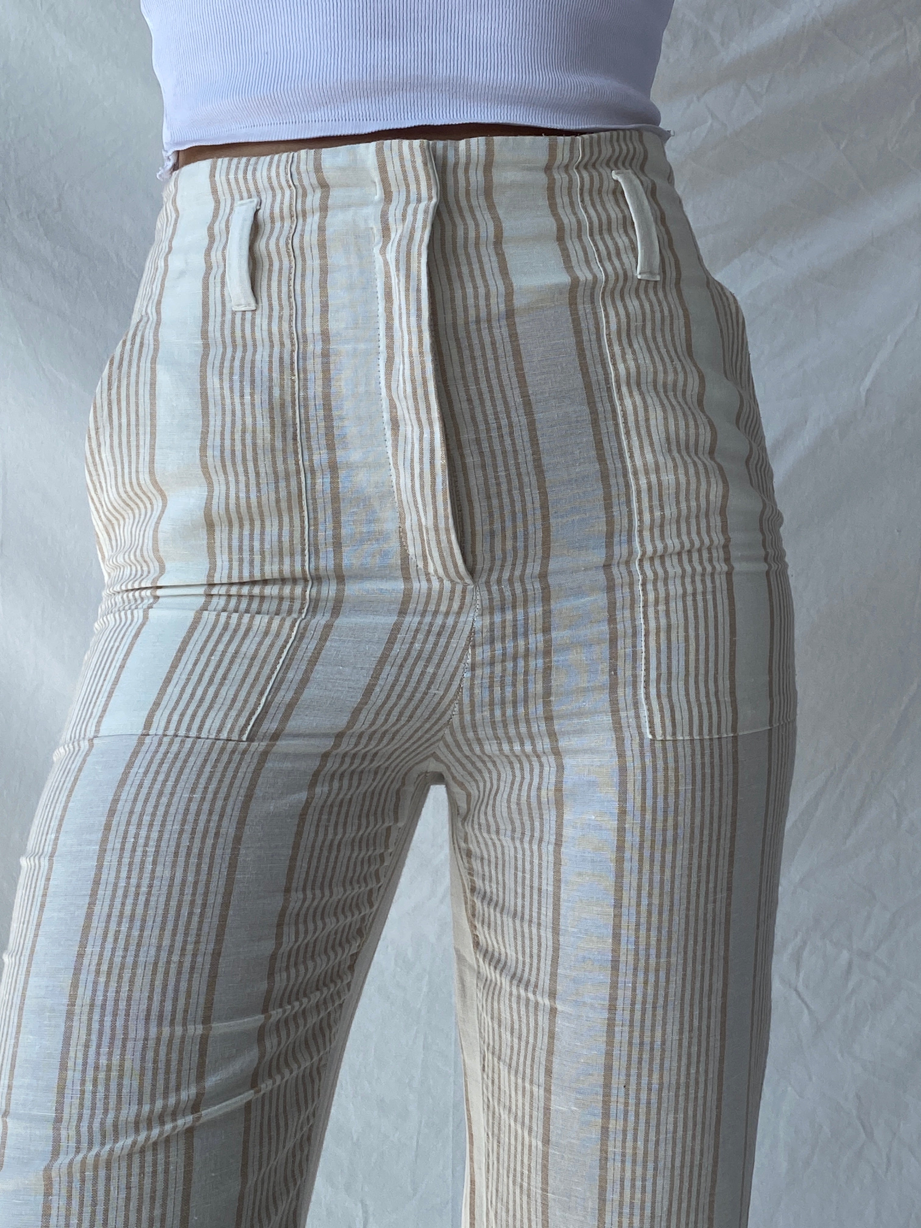 بنطال كابري صيفي مخطط من مزيج الكتان الأبيض والبيج من مارك كاين - مقاس صغير