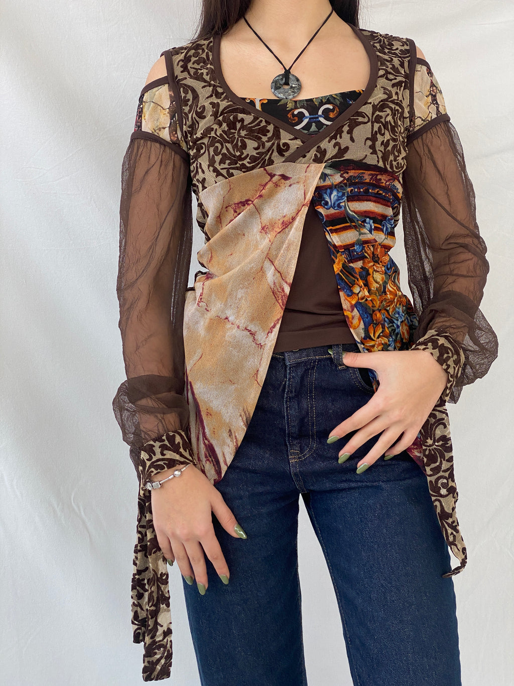 بلوزة "أنقذوا الملكة" بنية اللون بأكمام طويلة شفافة غير متماثلة - مقاس متوسط